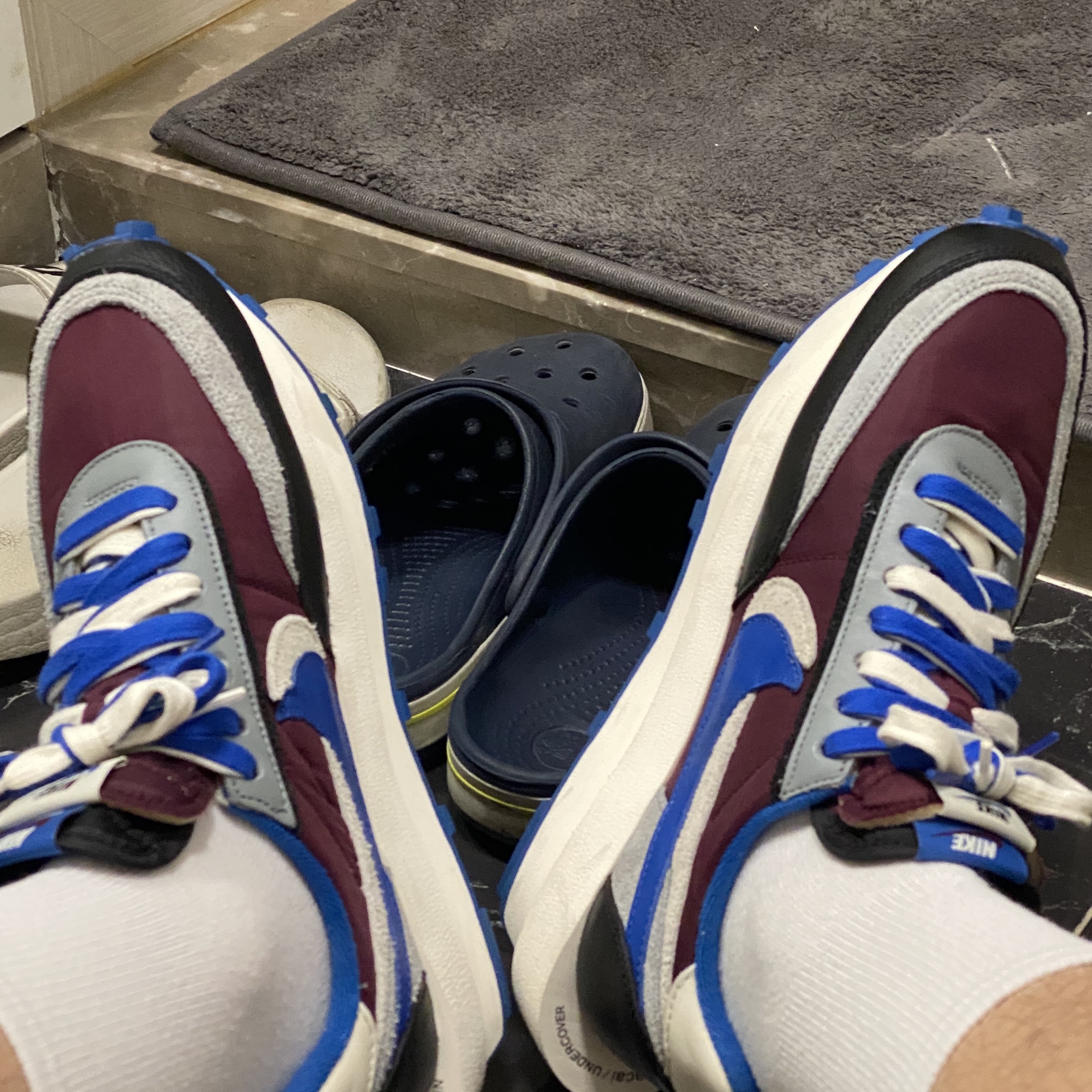Nike x Sacai x Undercover LDWaffle Night Maroon Team Royal 착용 스타일
