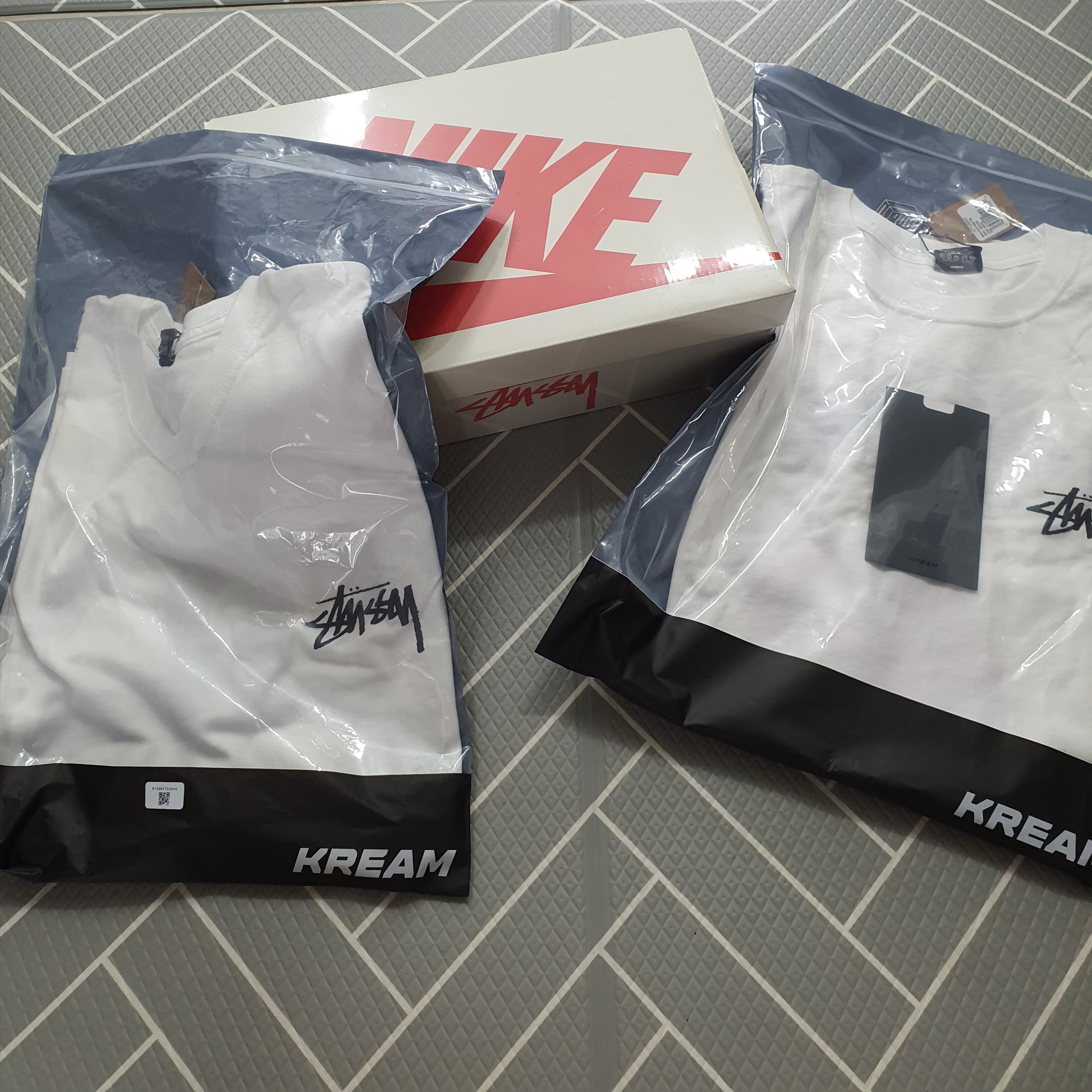 Stussy Big Link T-Shirt White, Stussy Fuzzy Dice T-Shirt White 착용 스타일 - 1