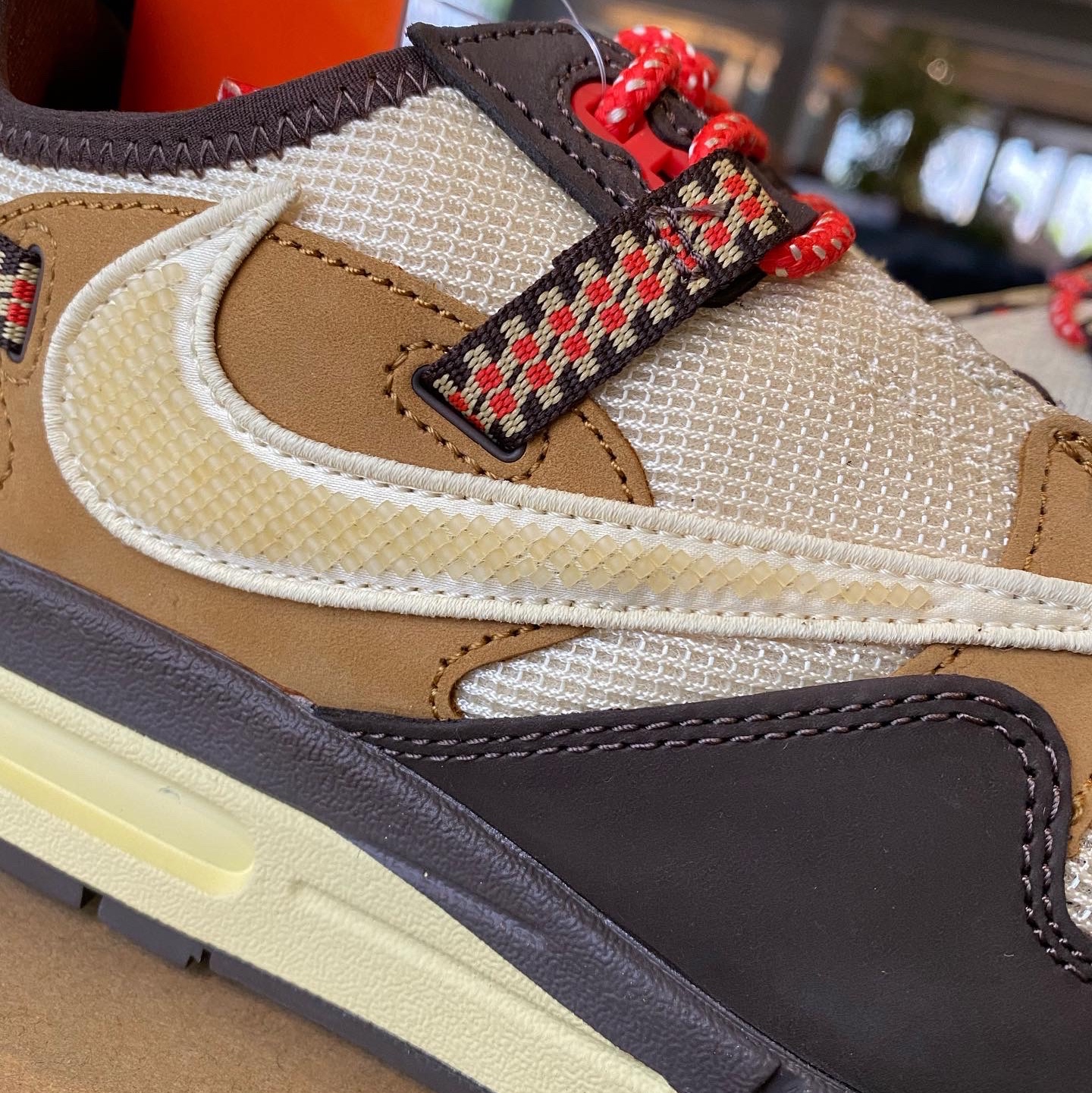 Nike x Travis Scott Air Max 1 Cact.us Brown 착용 스타일 - 3