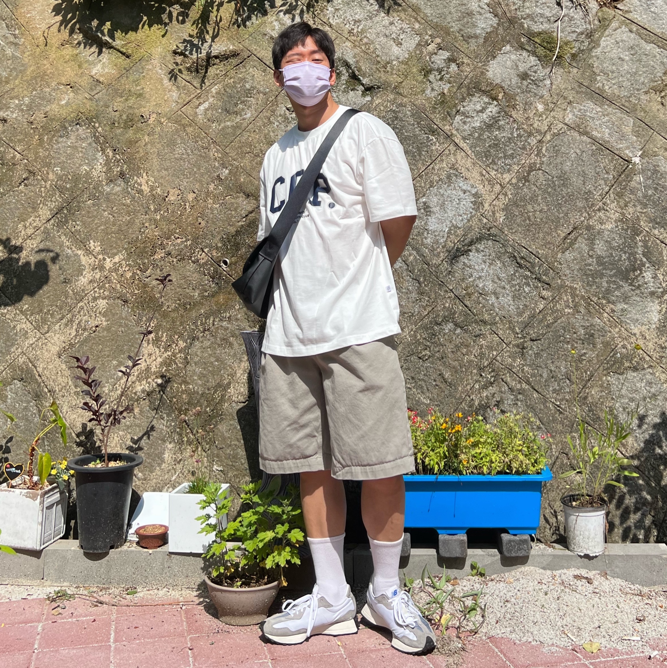 New Balance 327 Grey 착용 스타일