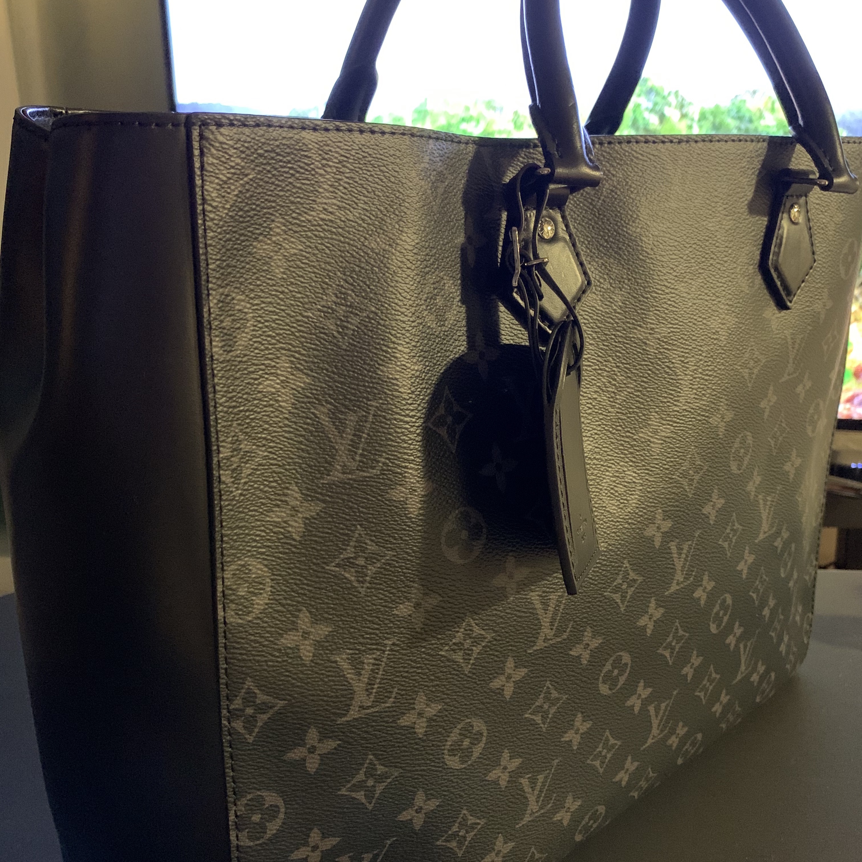 Louis Vuitton Grand Sac Monogram Eclipse 착용 스타일 - 1