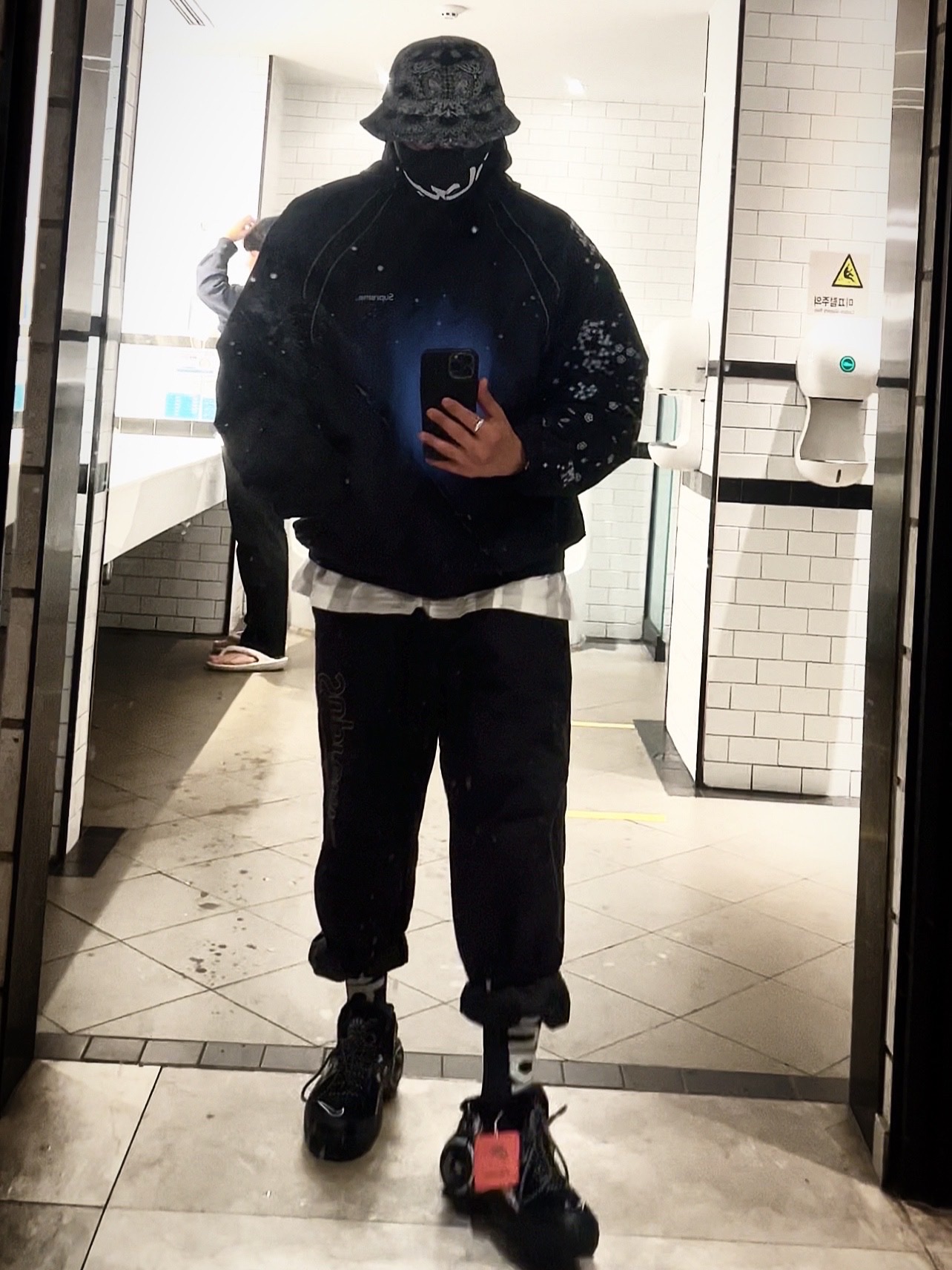 Supreme Bandana Crusher Black - 21SS, Supreme Bleed Logo S/S Top White - 20FW 착용 스타일 - 2
