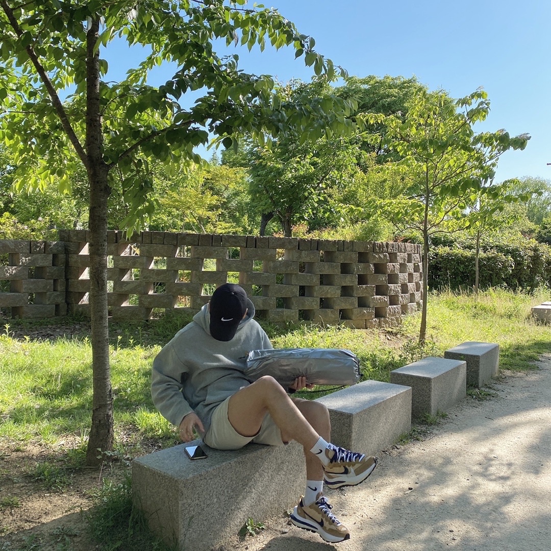 Nike x Sacai VaporWaffle Sesame and Blue Void 착용 스타일
