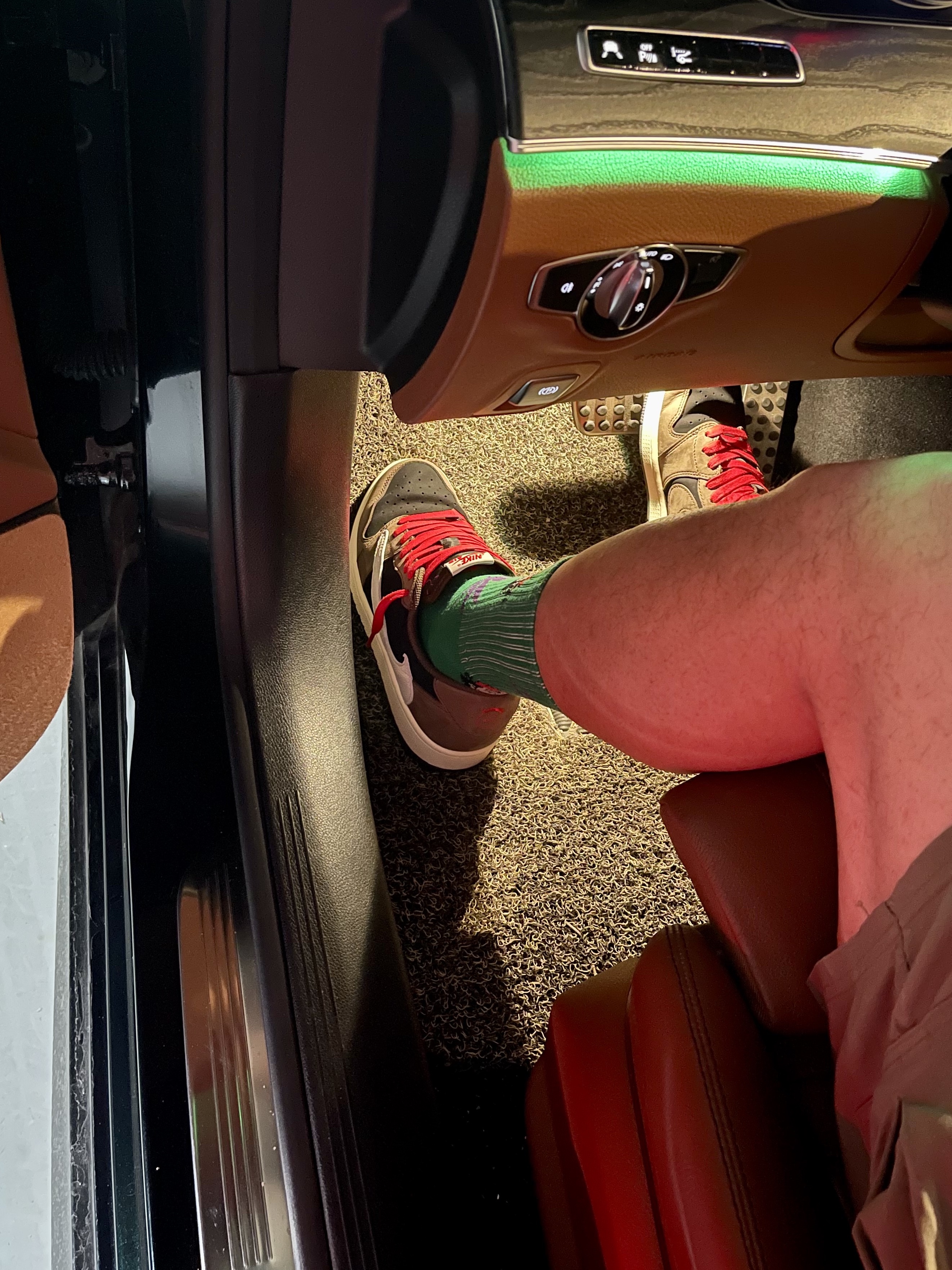 Jordan 1 x Travis Scott Retro Low OG SP Mocha 착용 스타일