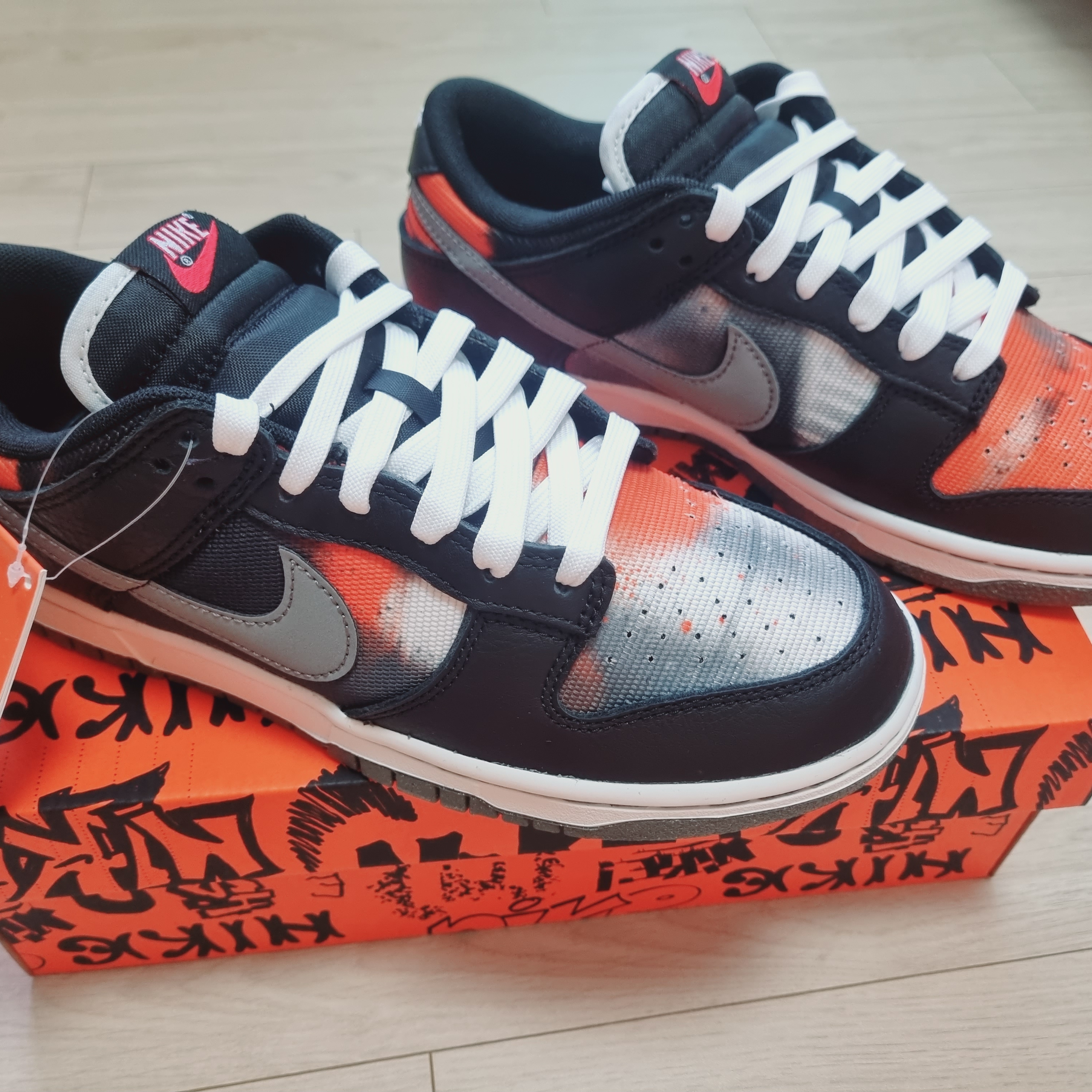 Nike Dunk Low Retro PRM Black and Tumbled Grey 착용 스타일 - 3