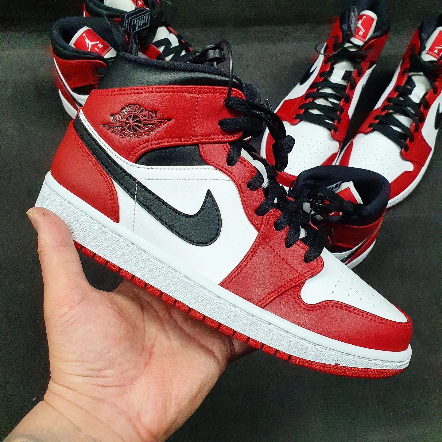 Jordan 1 Mid Chicago 2020 착용 스타일 - 3