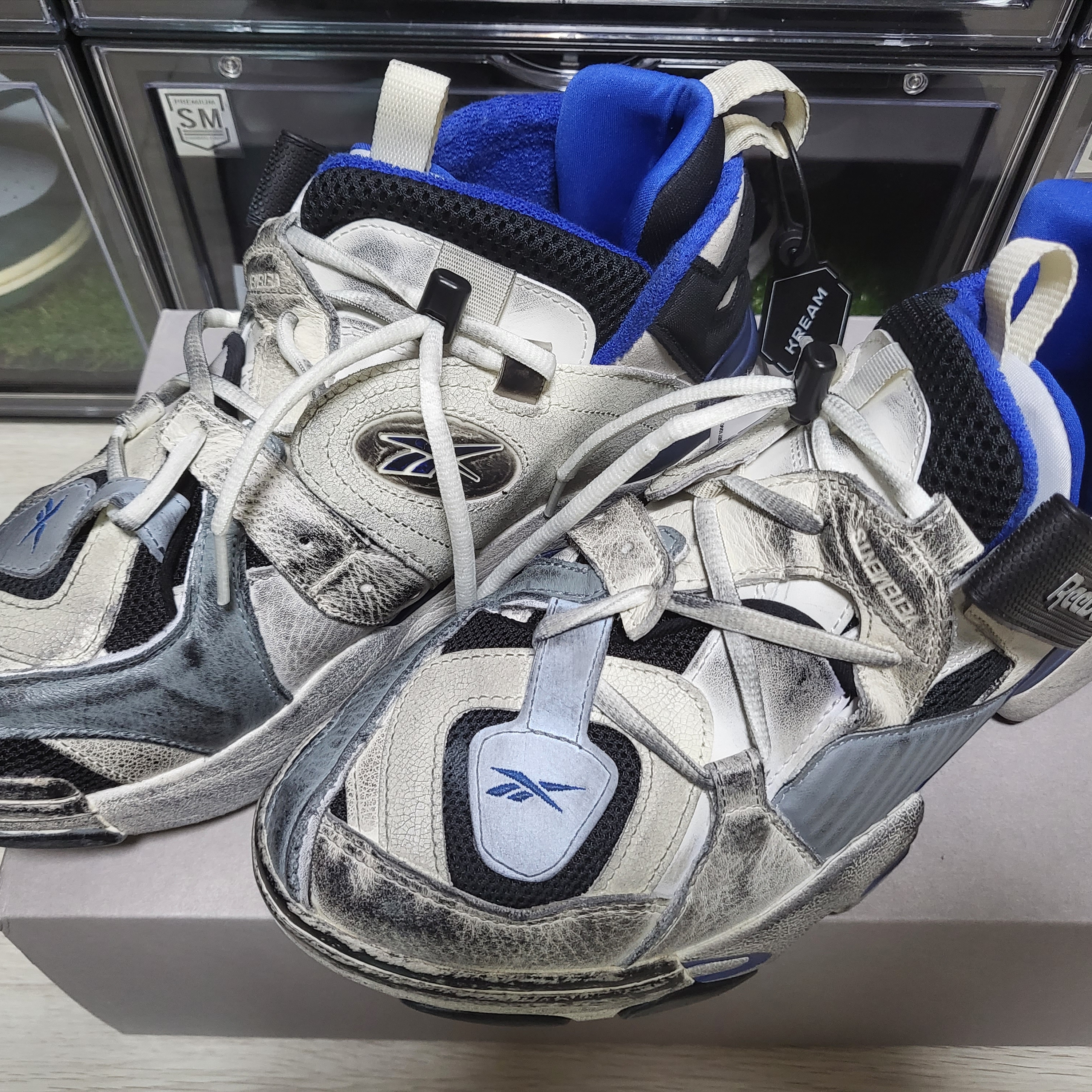 Reebok x Vetements Genetically Modified Pump Dirty Chalk 착용 스타일 - 2