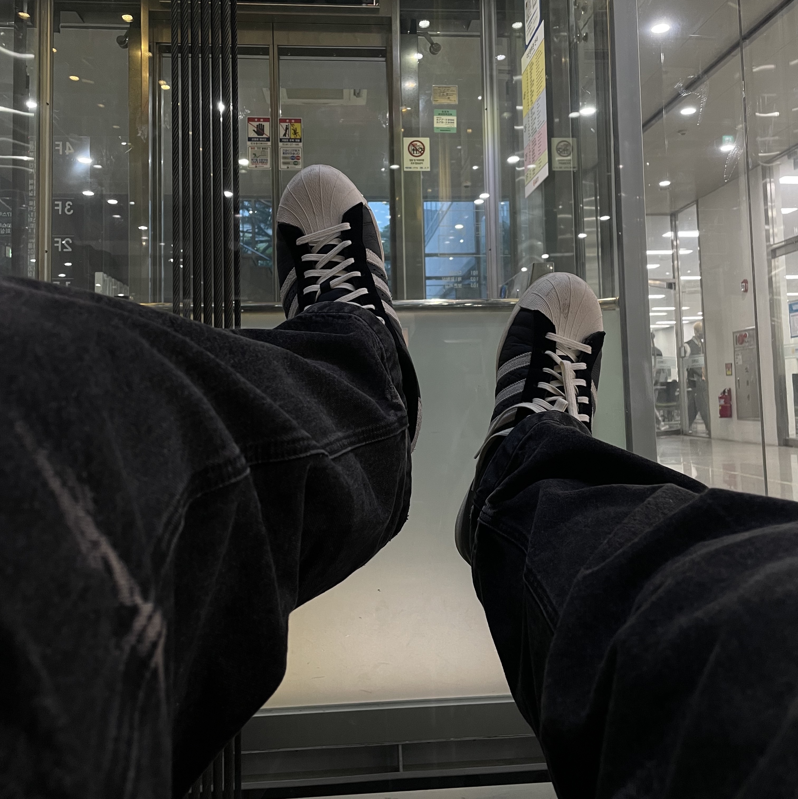 Adidas Superstar 82 Black White 착용 스타일