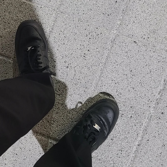 Nike Air Force 1 '07 Low Triple Black 착용 스타일