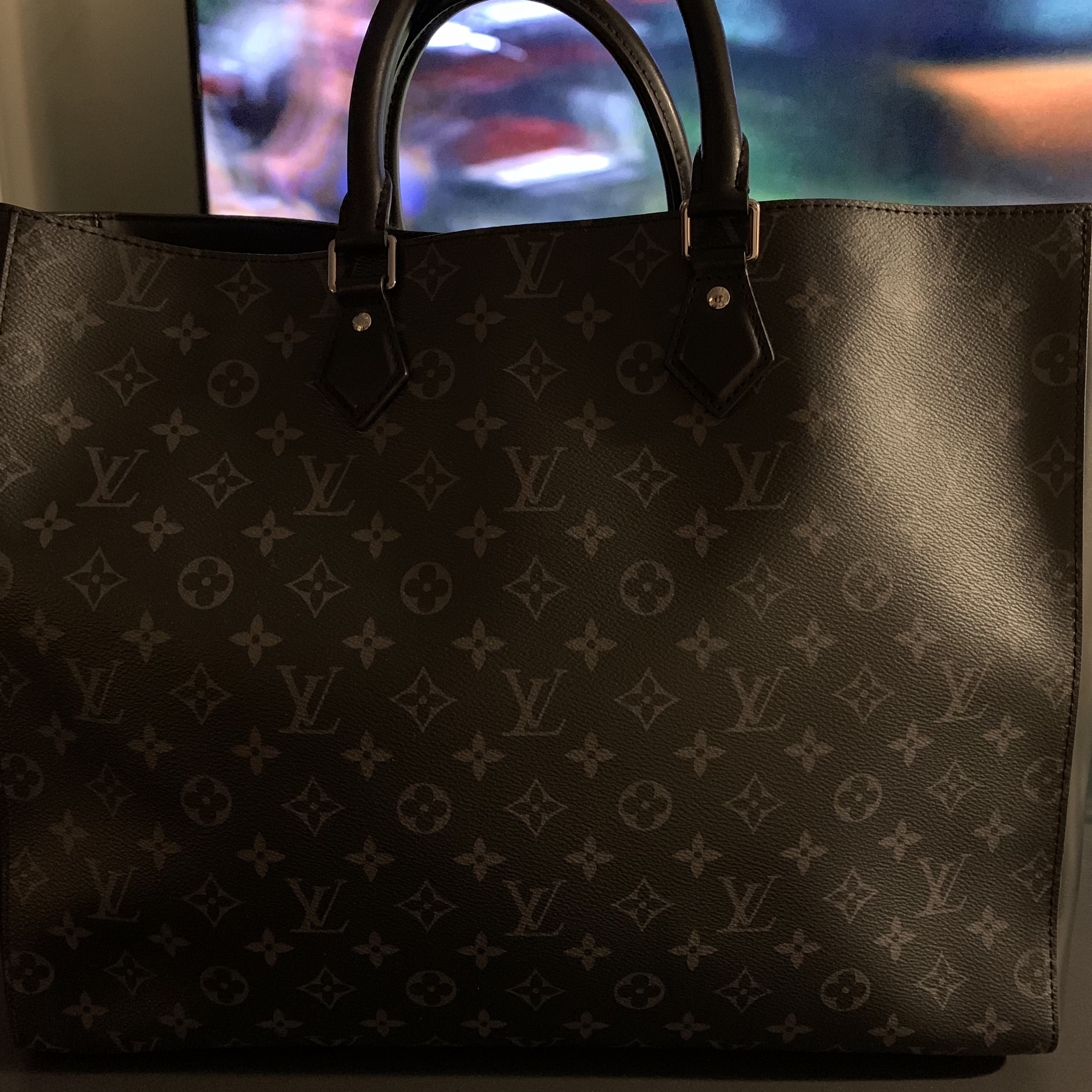 Louis Vuitton Grand Sac Monogram Eclipse 착용 스타일 - 3
