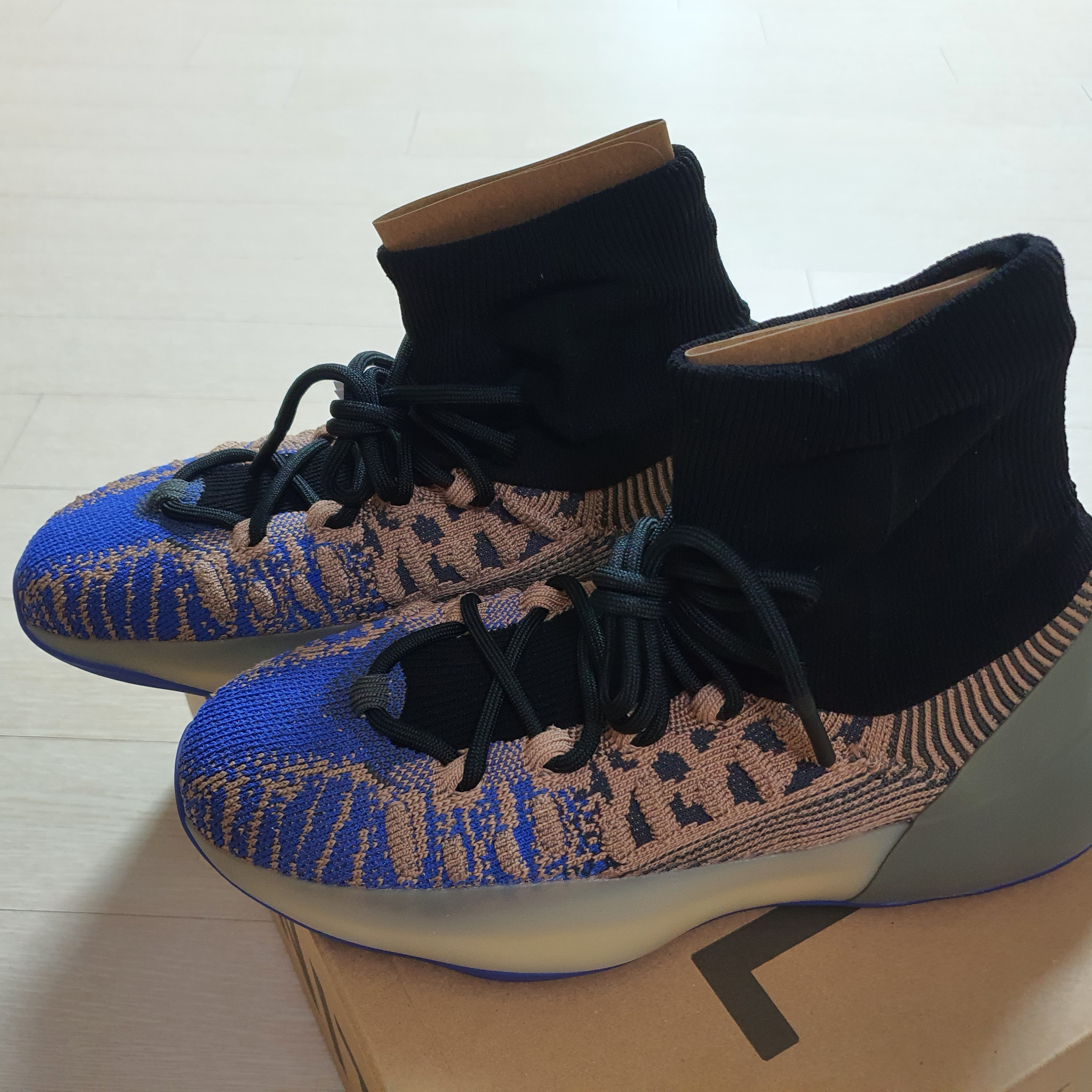 Adidas Yeezy BSKTBL Knit Slate Azure 착용 스타일 - 3