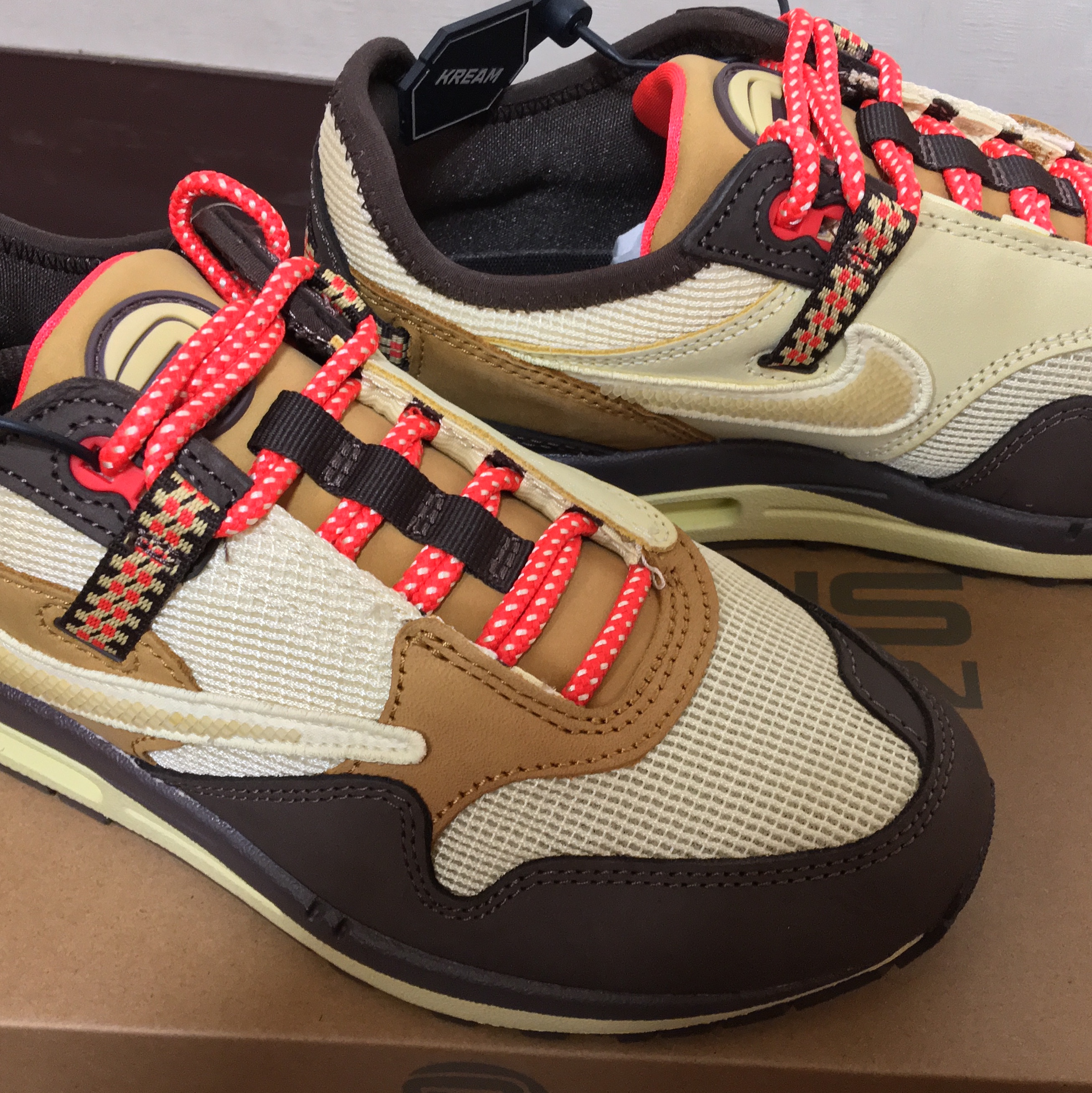 Nike x Travis Scott Air Max 1 Cact.us Brown 착용 스타일