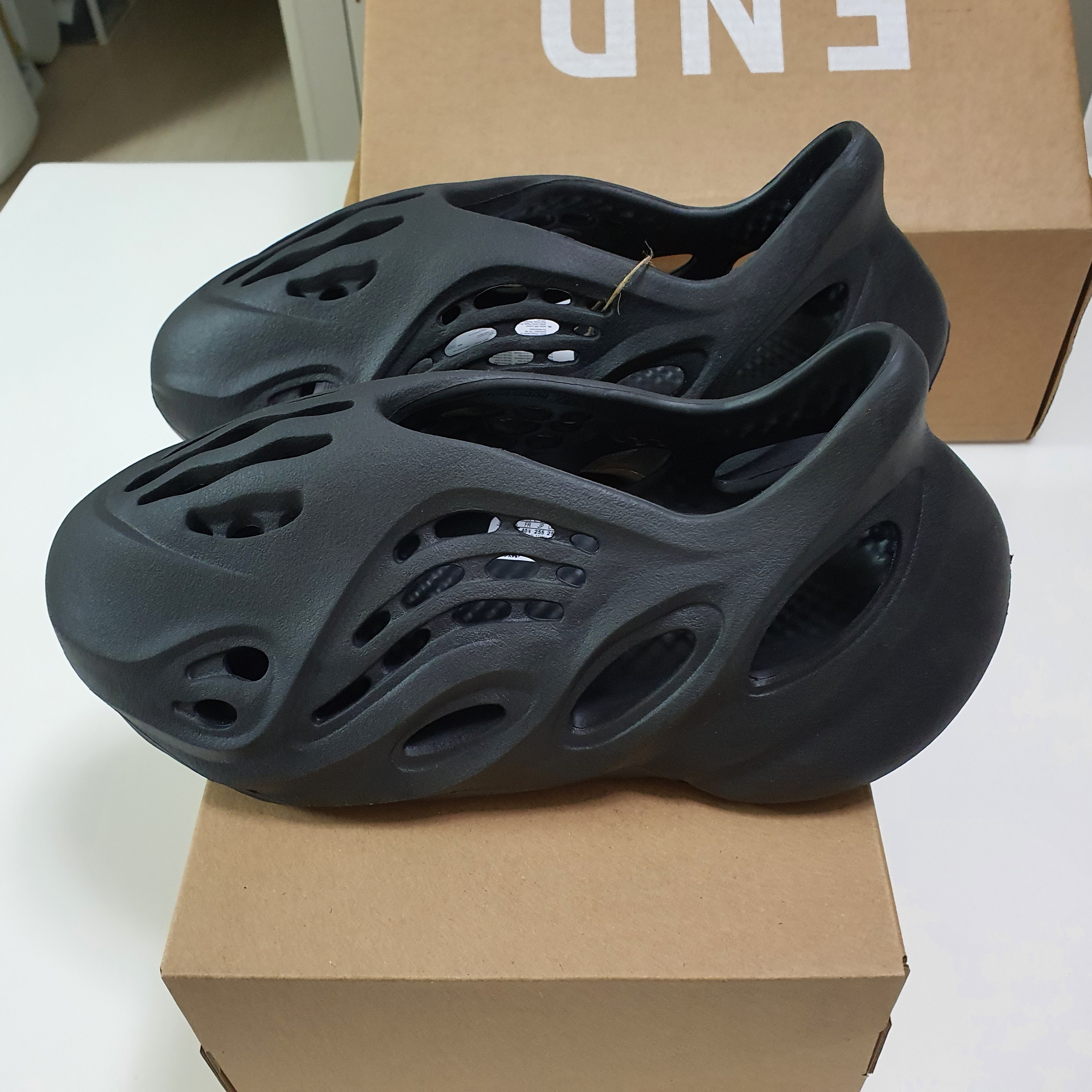 Adidas Yeezy Foam RNNR Onyx 착용 스타일 - 3