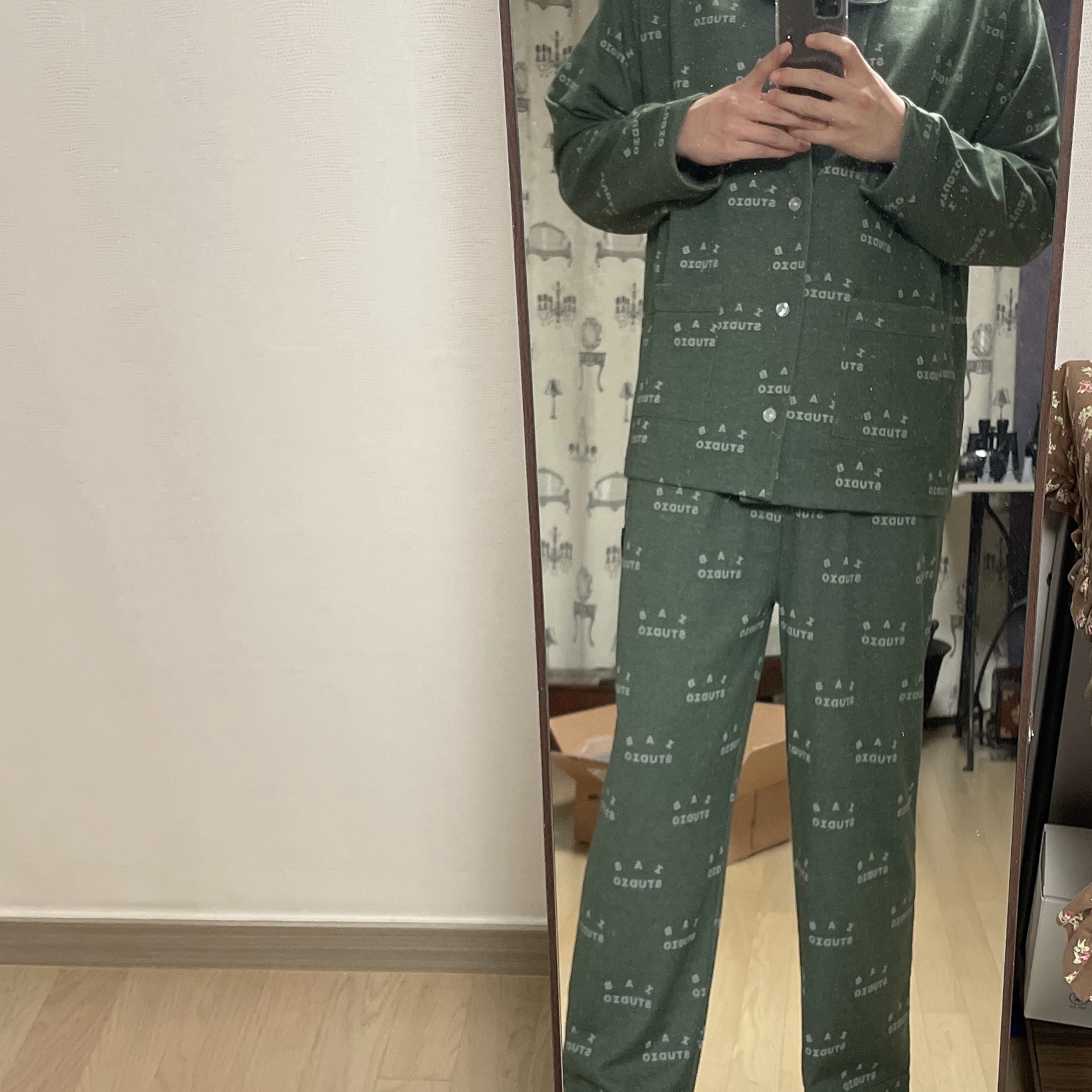 IAB Studio Pajama Set Deep Green 착용 스타일