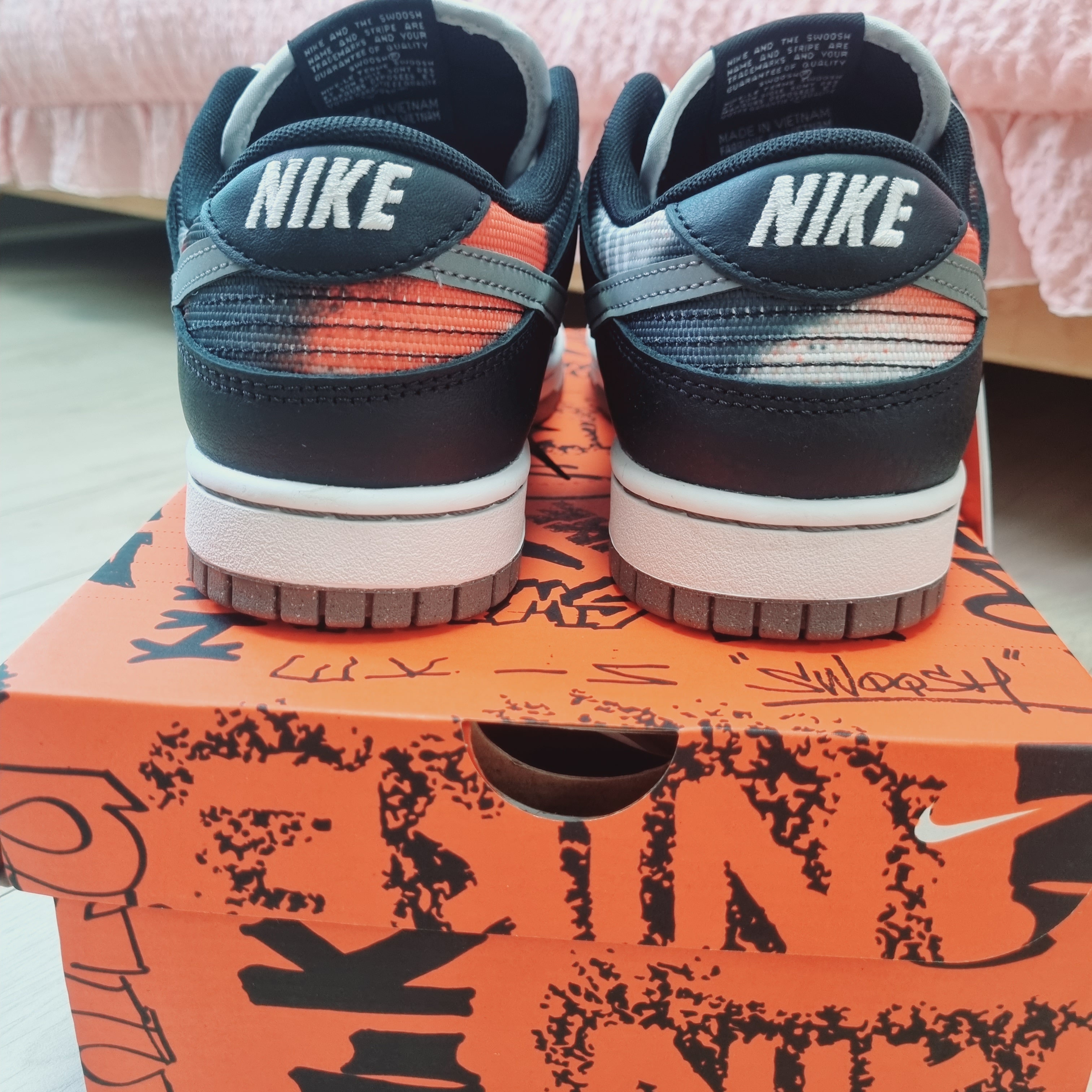 Nike Dunk Low Retro PRM Black and Tumbled Grey 착용 스타일 - 4