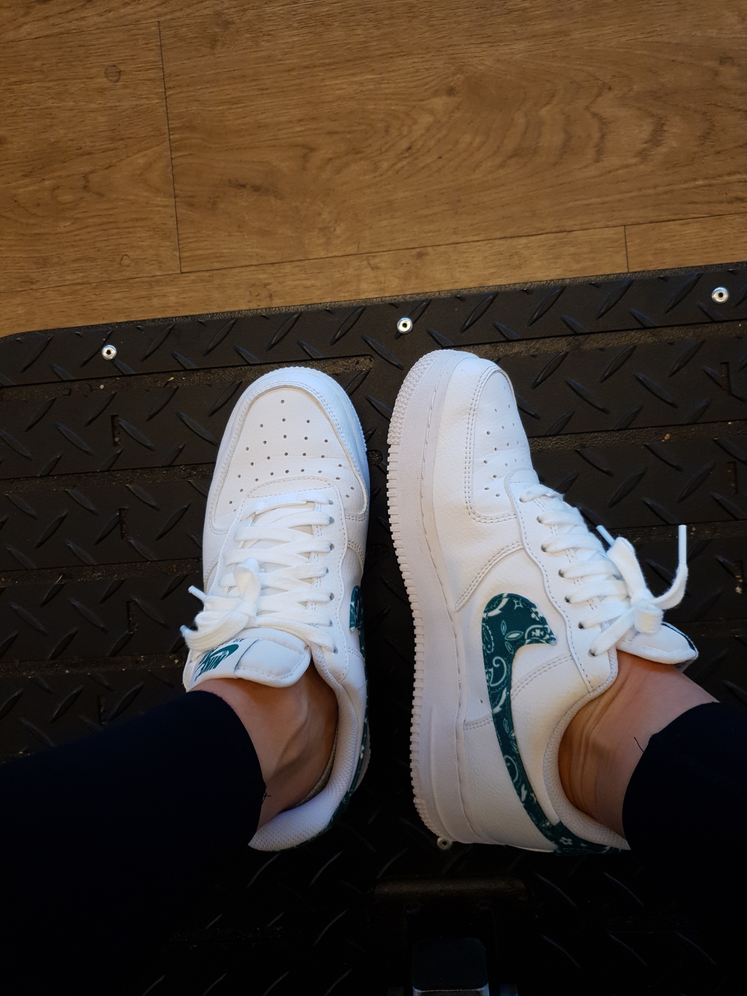 (W) Nike Air Force 1 '07 Essential Paisley Swoosh White Malachite 착용 스타일 - 2