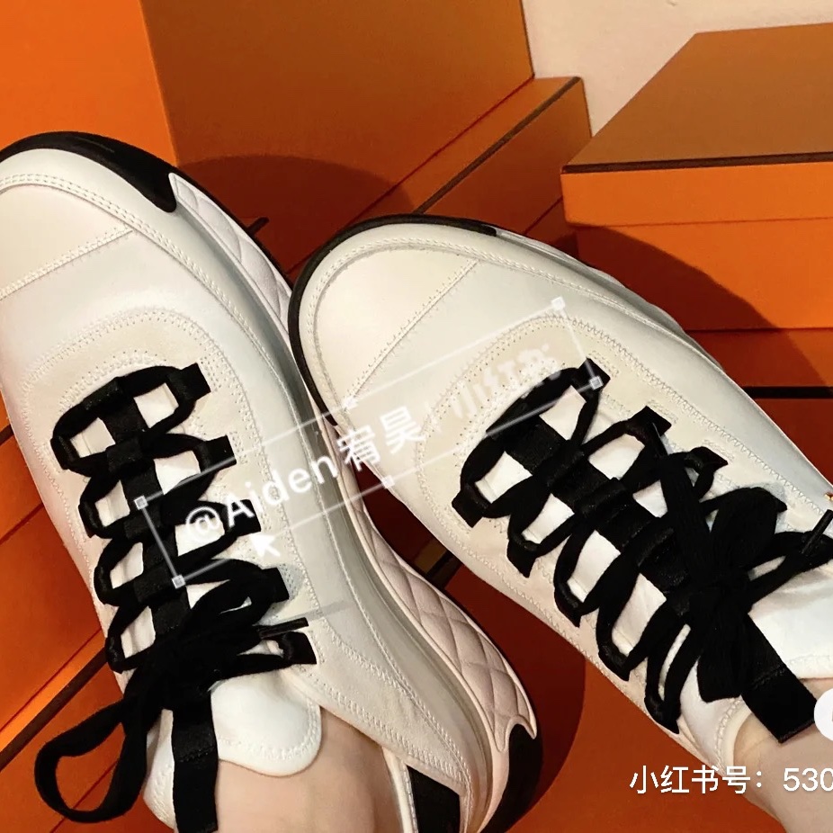 (W) Chanel Mixed Fibers Sneakers Velvet Calfskin & Gold Ivory 착용 스타일 - 3