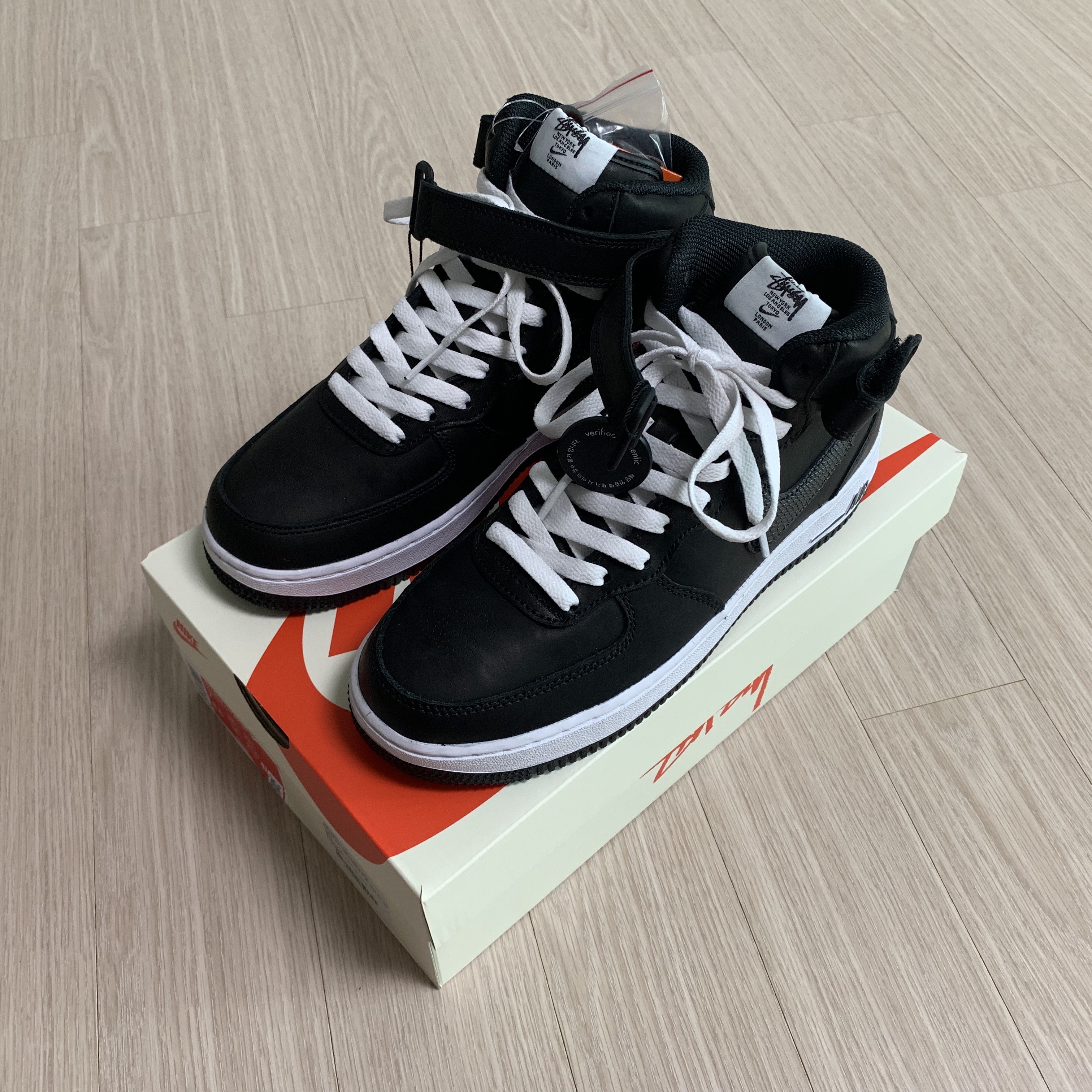 Nike x Stussy Air Force 1 '07 Mid SP Black 착용 스타일 - 1