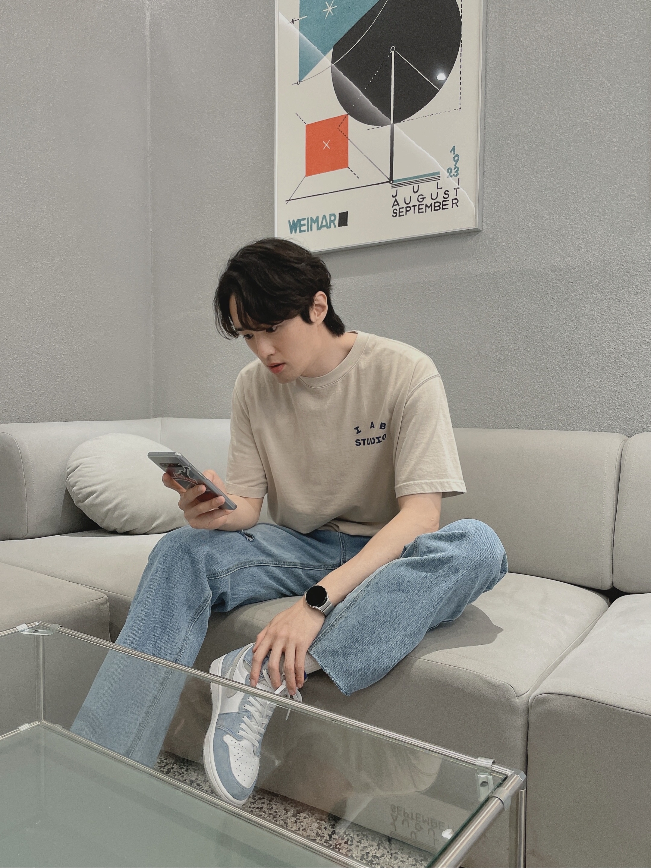 Jordan 1 Retro High OG Hyper Royal, IAB Studio Pigment T-Shirt Oatmeal 착용 스타일 - 1