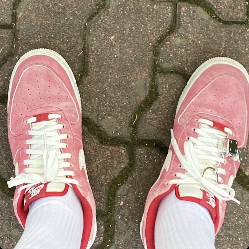 Stussy Metal Dice Keychain Silver, Nike Air Force 1 '07 LV8 Dusty Red 착용 스타일