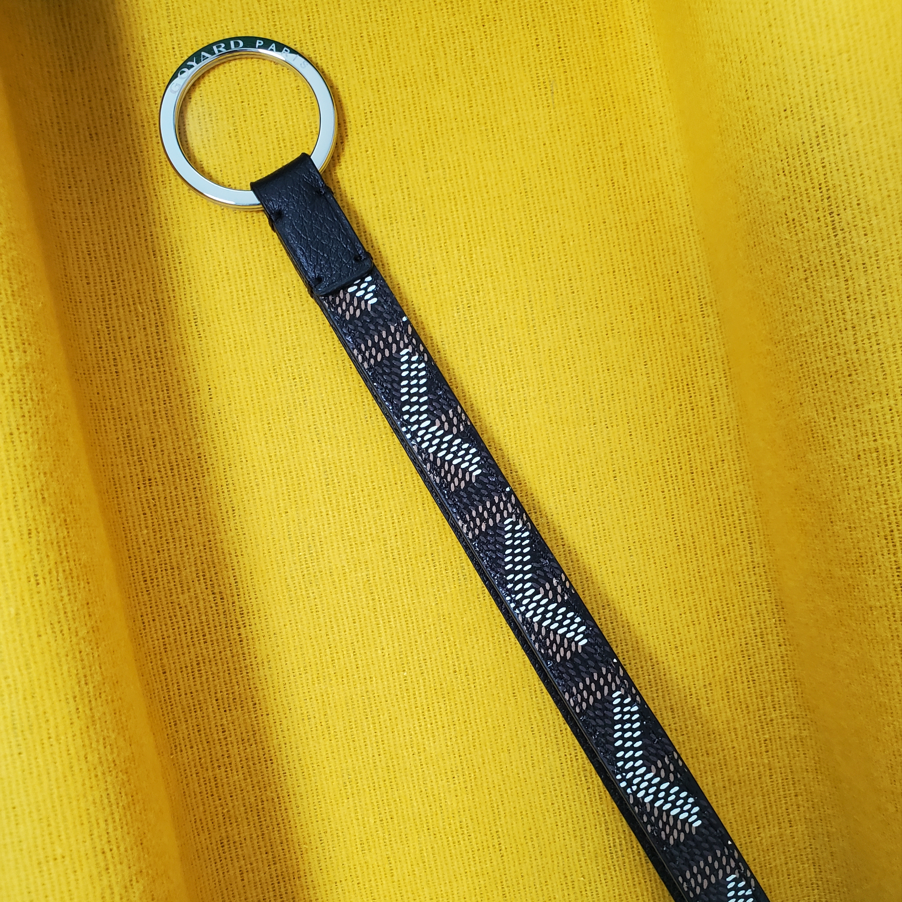 Goyard Sesame Strap Keyring Black 착용 스타일