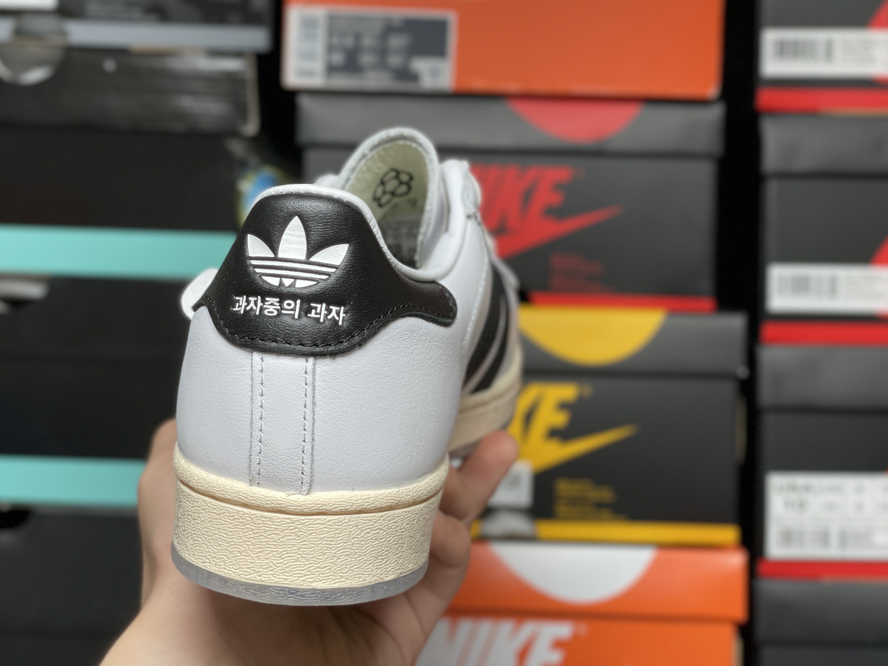 Adidas x Taegeukdang Superstar White Black 착용 스타일 - 2