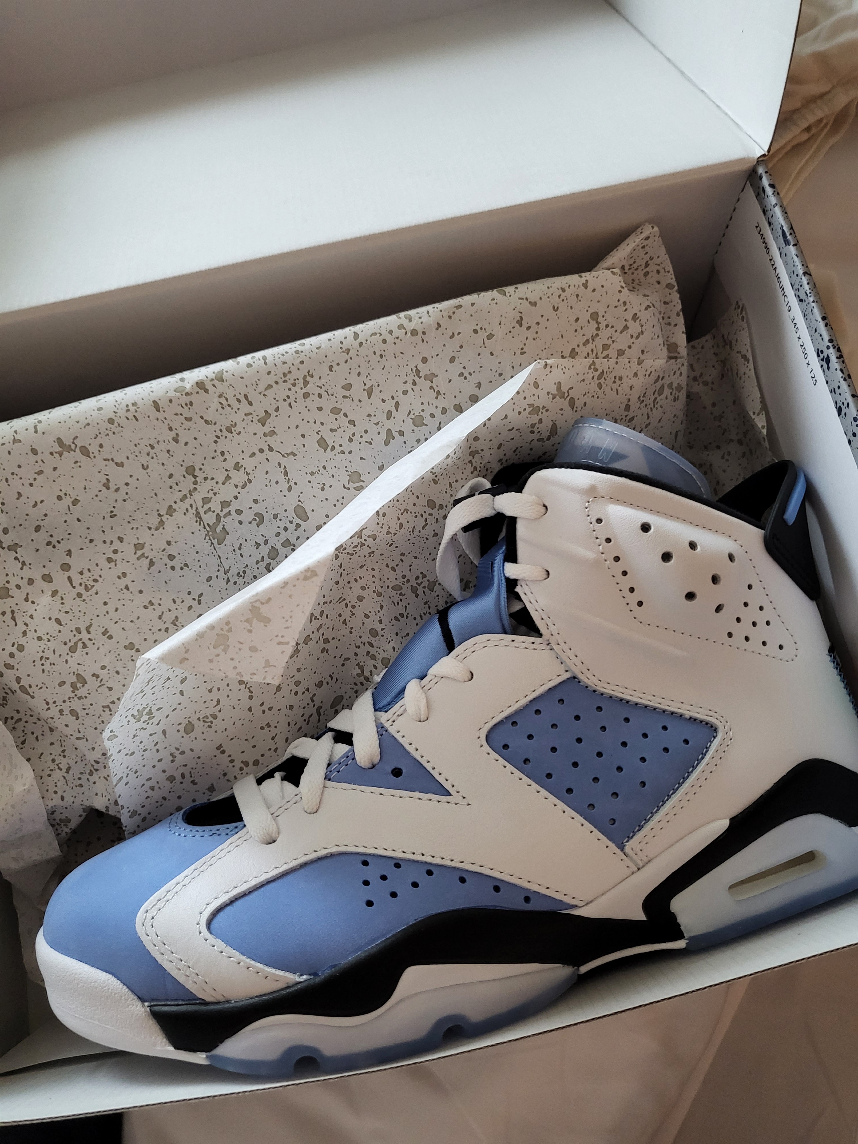 Jordan 6 Retro University Blue 착용 스타일