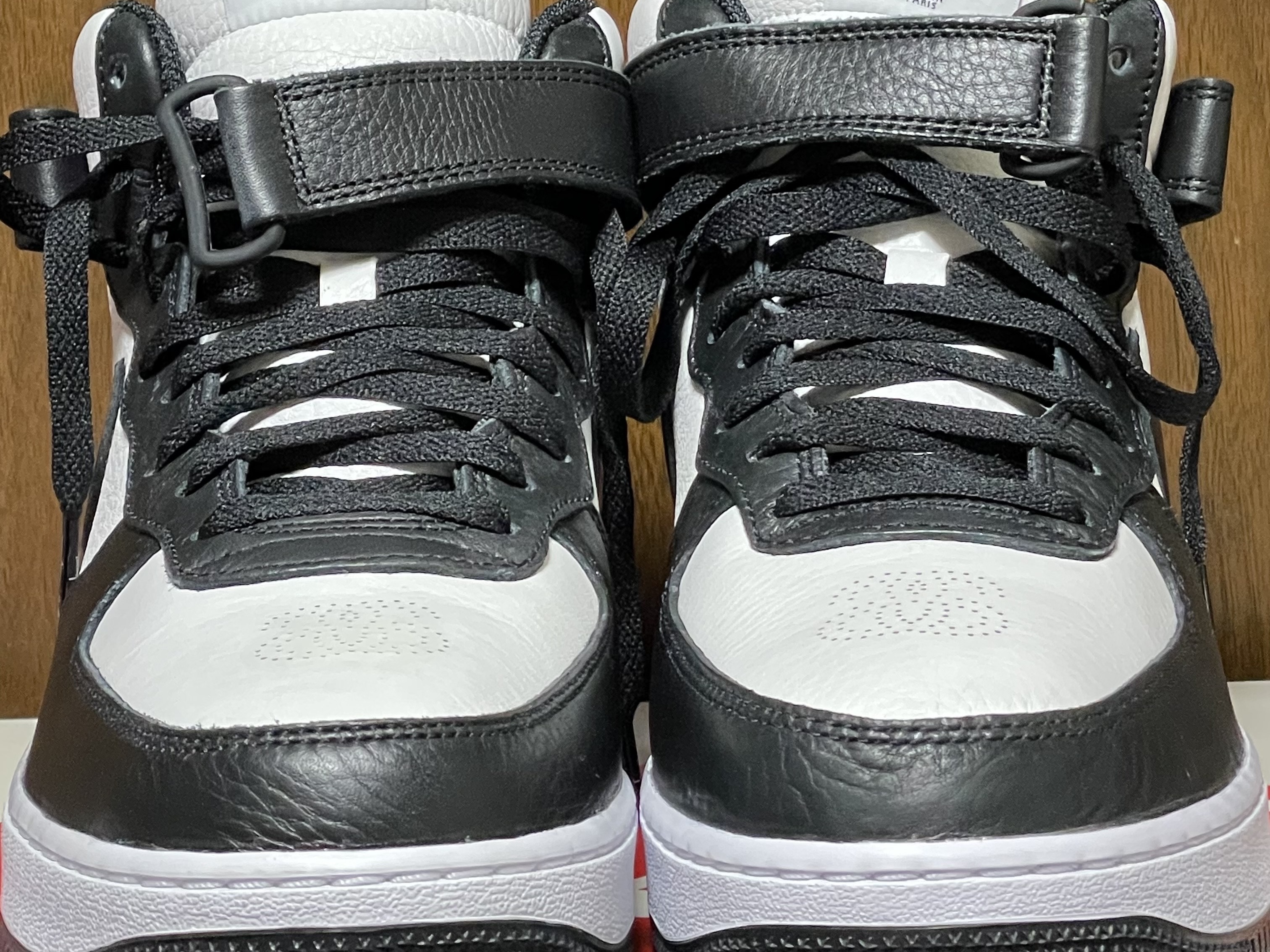 Nike x Stussy Air Force 1 '07 Mid SP Black and Light Bone 착용 스타일 - 2
