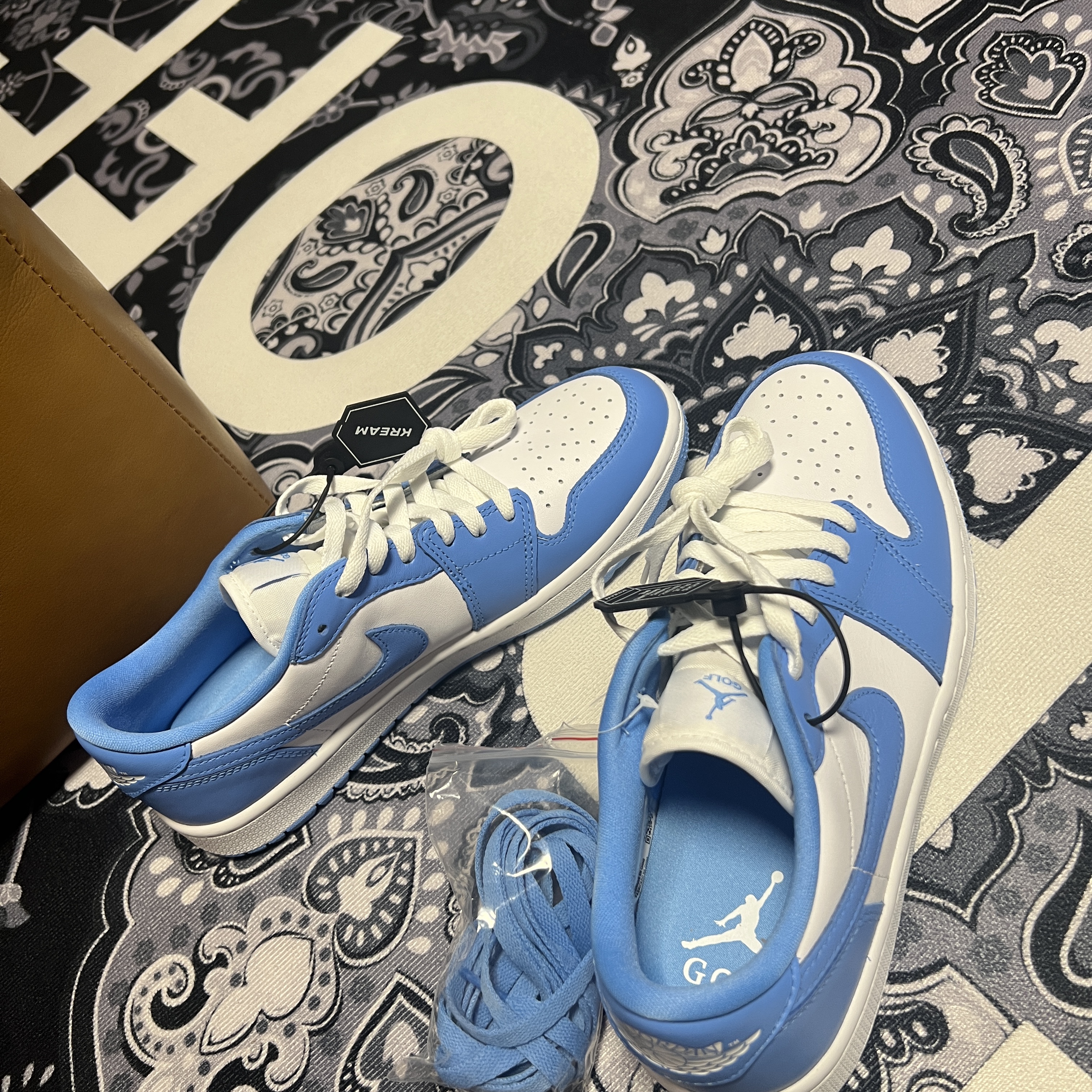 Jordan 1 Low Golf White and University Blue 착용 스타일