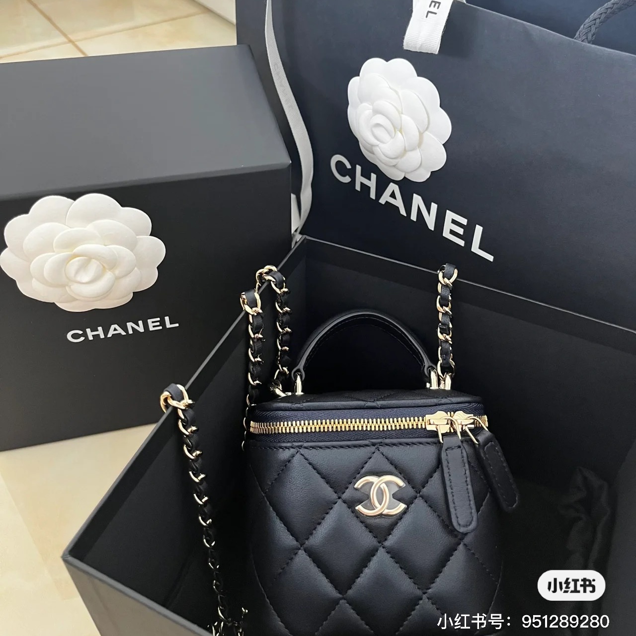 Chanel Small Vanity With Chain Lambskin & Gold Black 착용 스타일 - 2