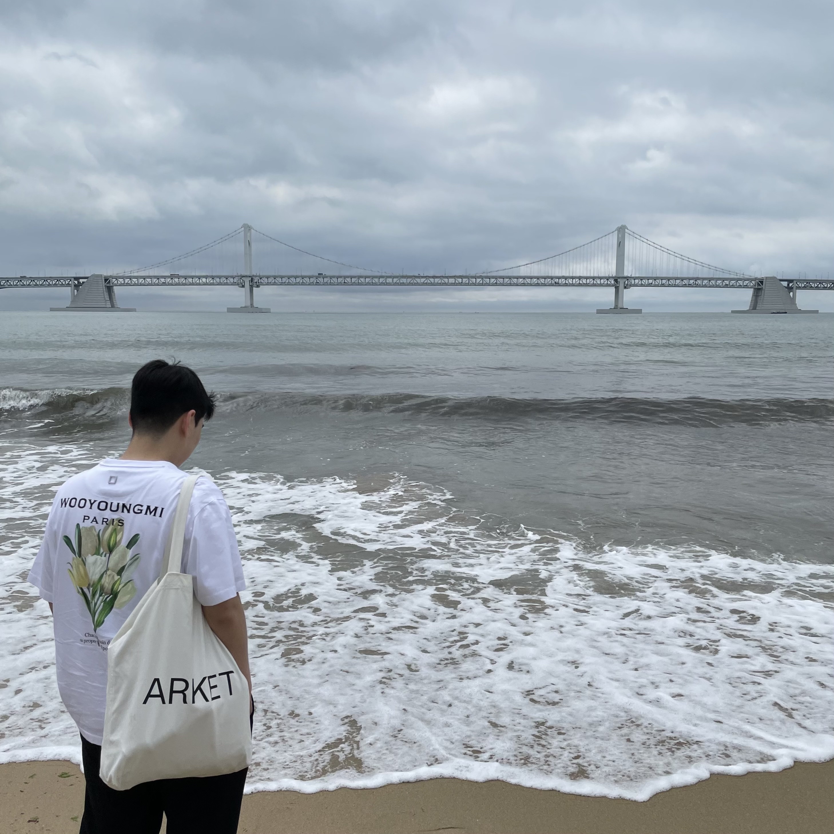 Wooyoungmi Flower Print Back Logo T-Shirt White - 22SS, Wooyoungmi Flower Print Back Logo T-Shirt White - 22SS 착용 스타일 - 2