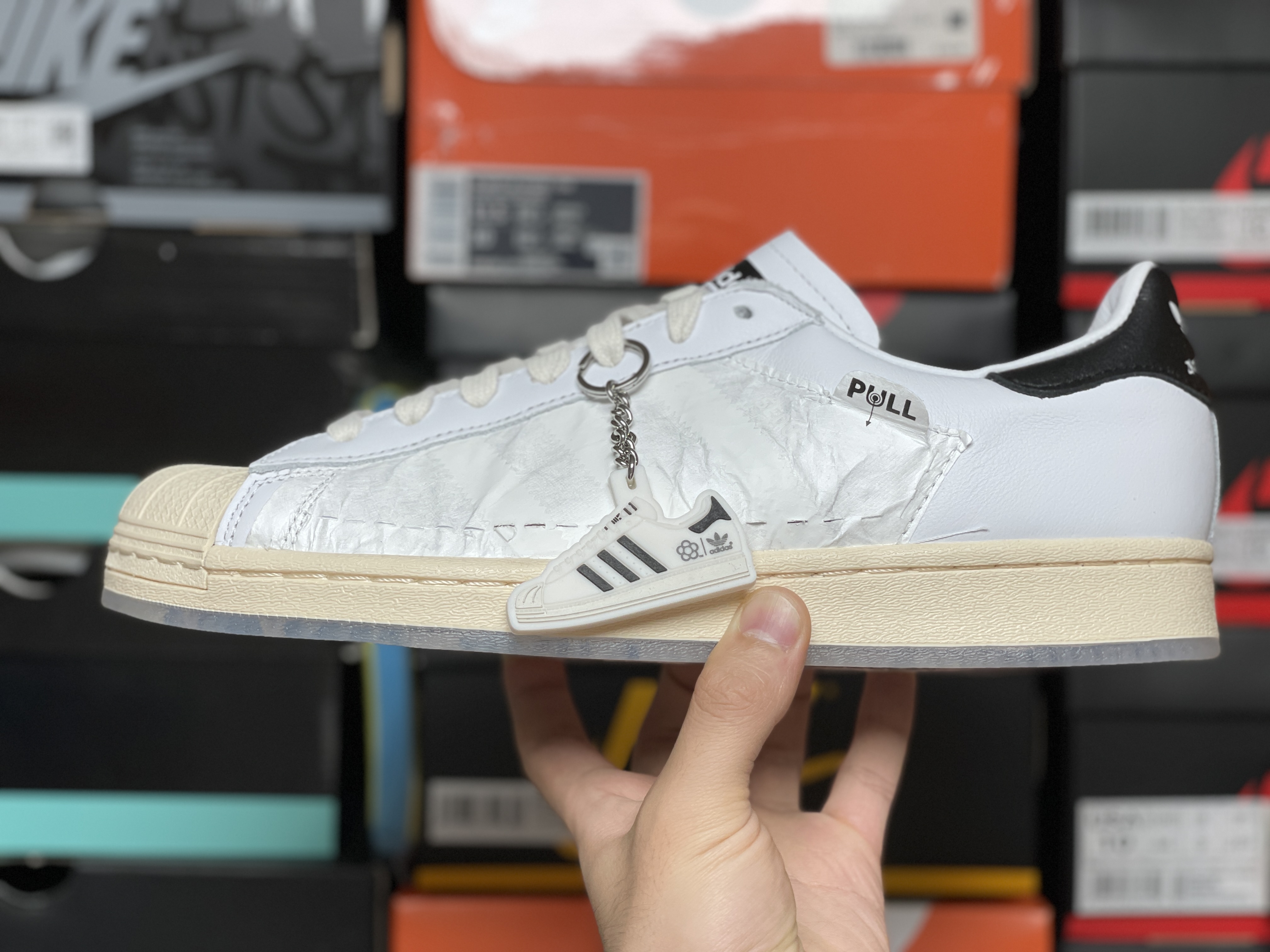 Adidas x Taegeukdang Superstar White Black 착용 스타일 - 1