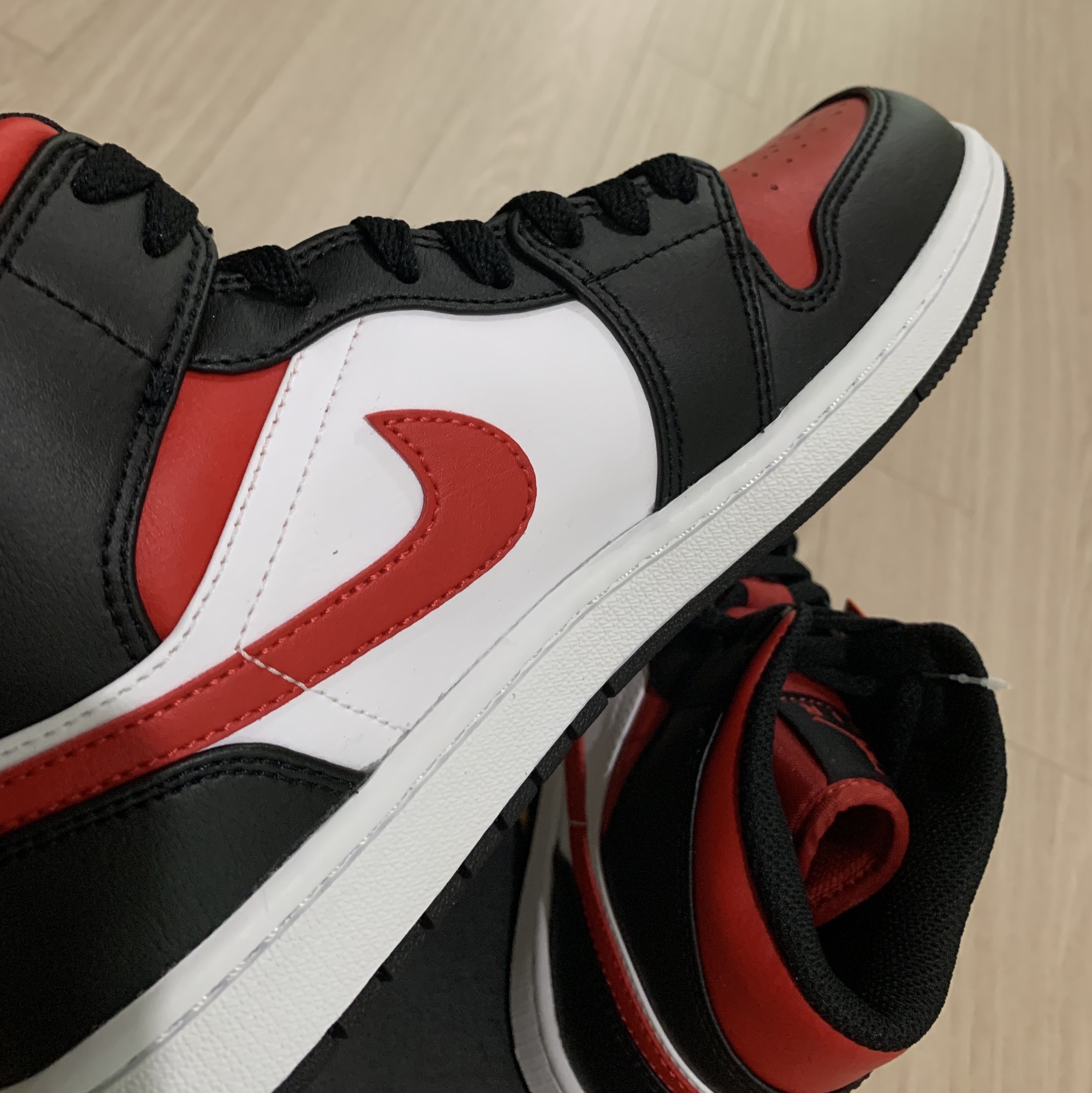 Jordan 1 Mid Black Fire Red 착용 스타일 - 4