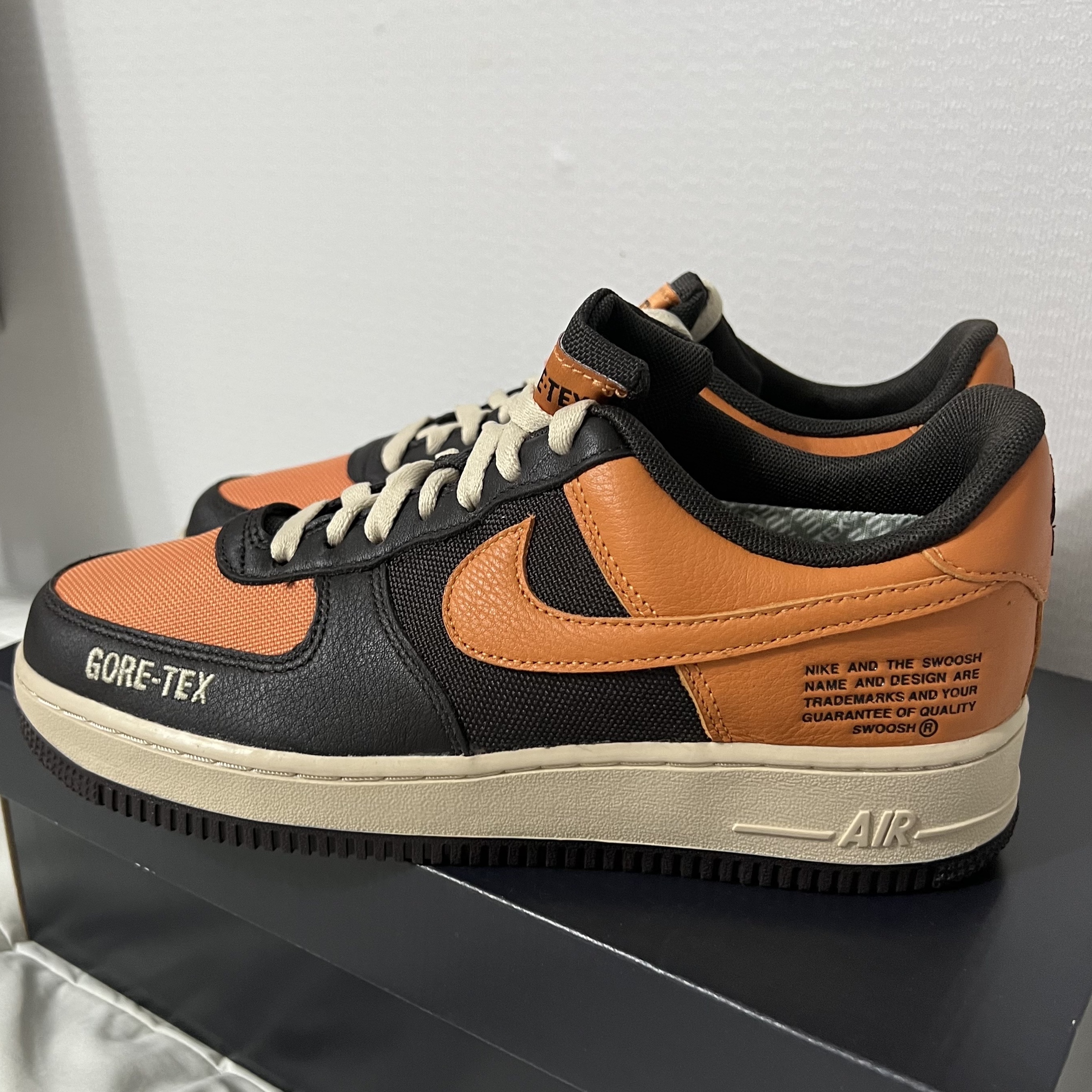 Nike Air Force 1 Low Gore-Tex Brown Curry 착용 스타일 - 2