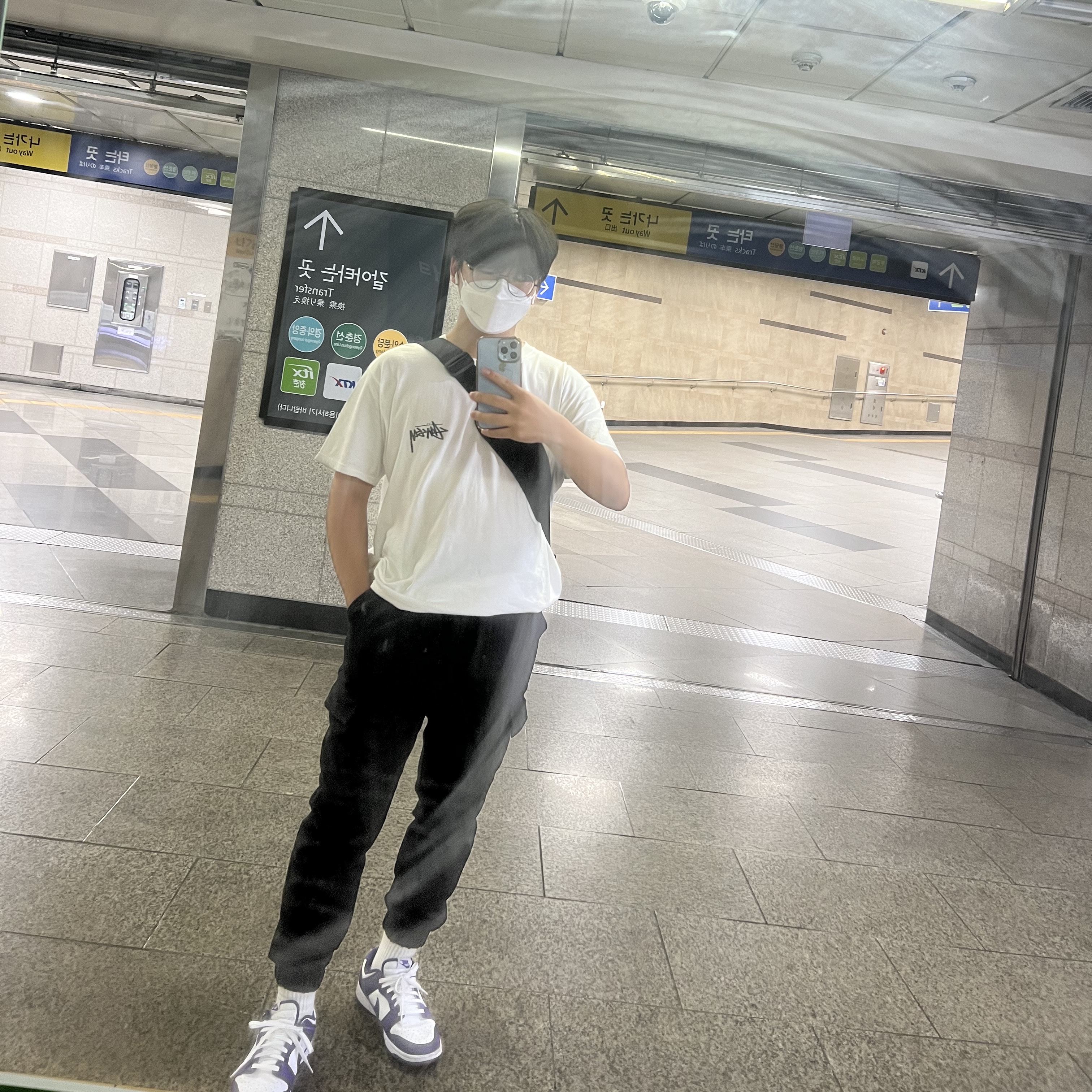 Stussy Fuzzy Dice T-Shirt White, Nike Dunk Low Retro Championship Court Purple 착용 스타일