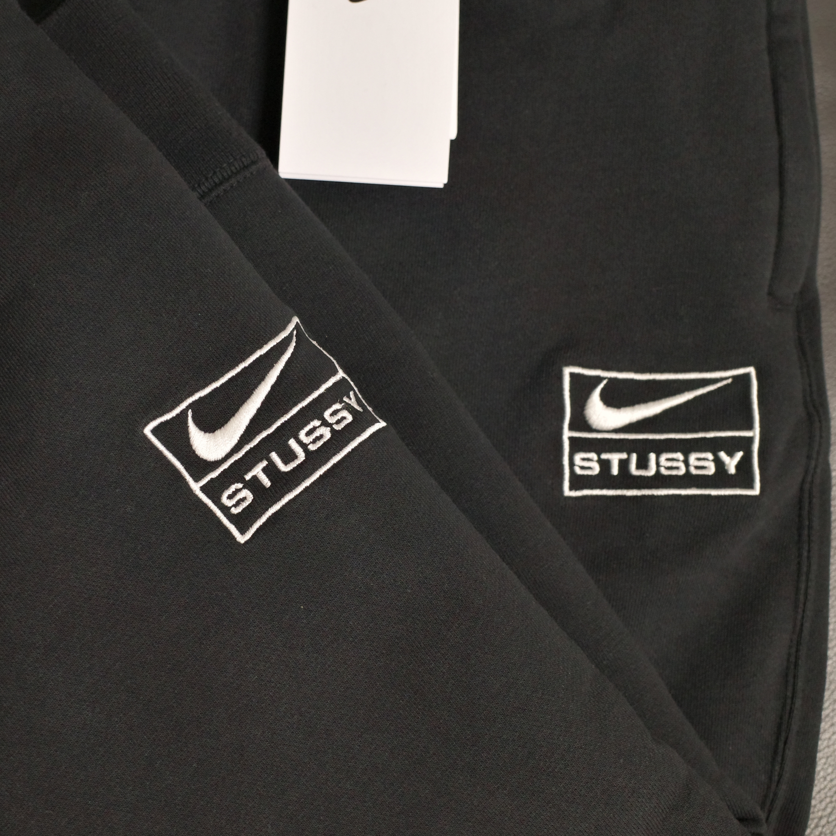 Nike x Stussy NRG RA Washed Pullover Hoodie Black (DN4028-010), Nike x Stussy NRG RA Washed Fleece Pants Black (DN4030-010) 착용 스타일