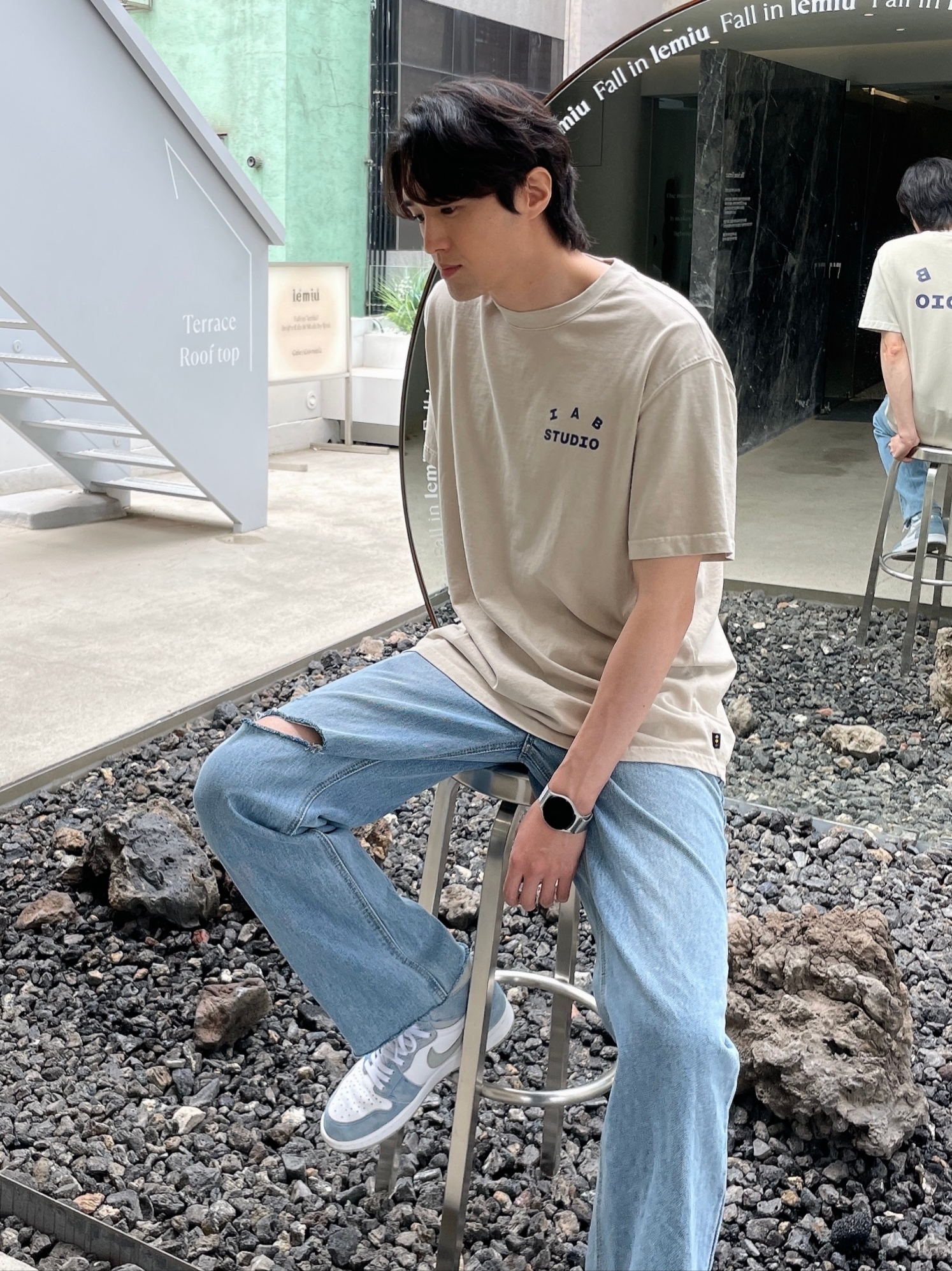 Jordan 1 Retro High OG Hyper Royal, IAB Studio Pigment T-Shirt Oatmeal 착용 스타일 - 2