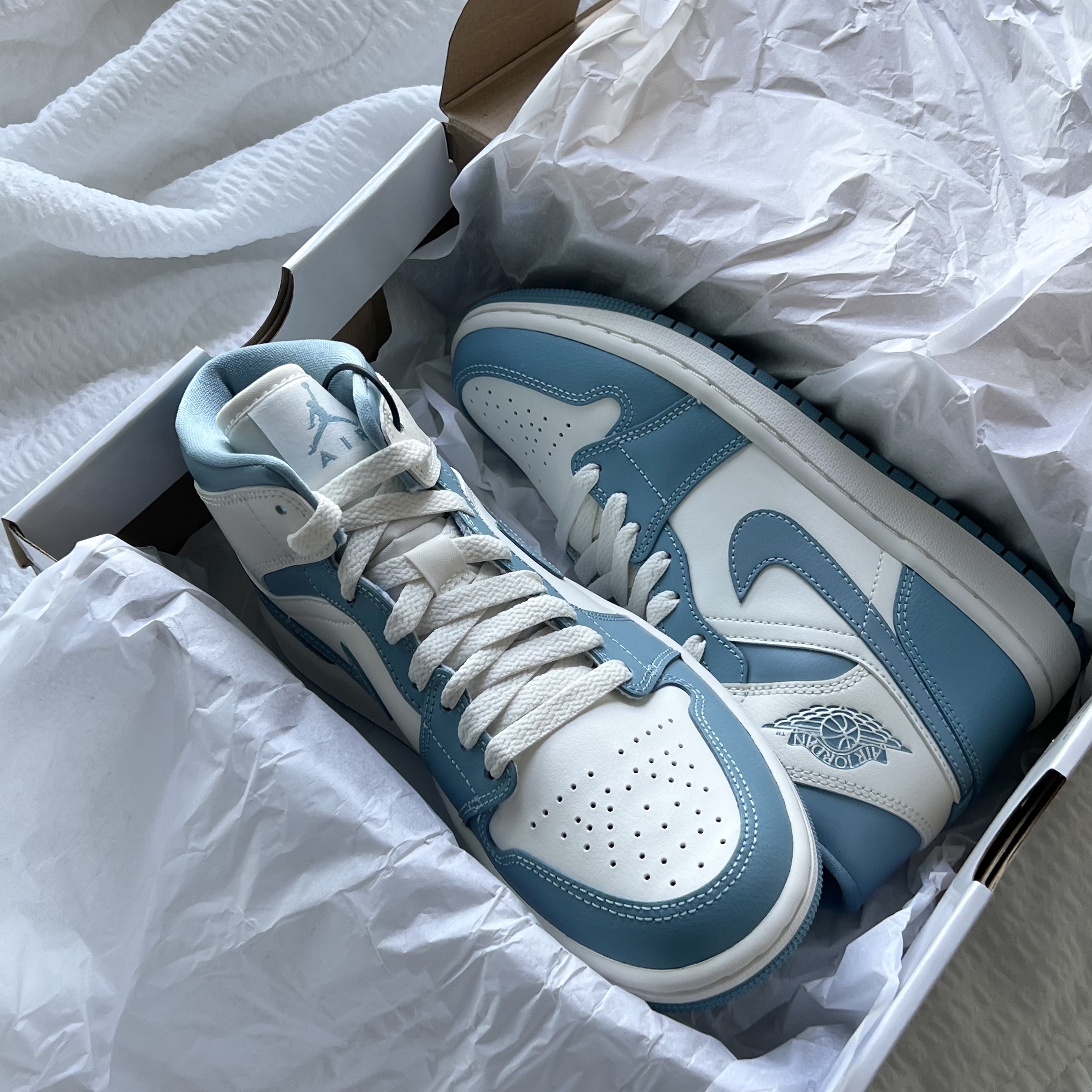 (W) Jordan 1 Mid Sail and Worn Blue 착용 스타일