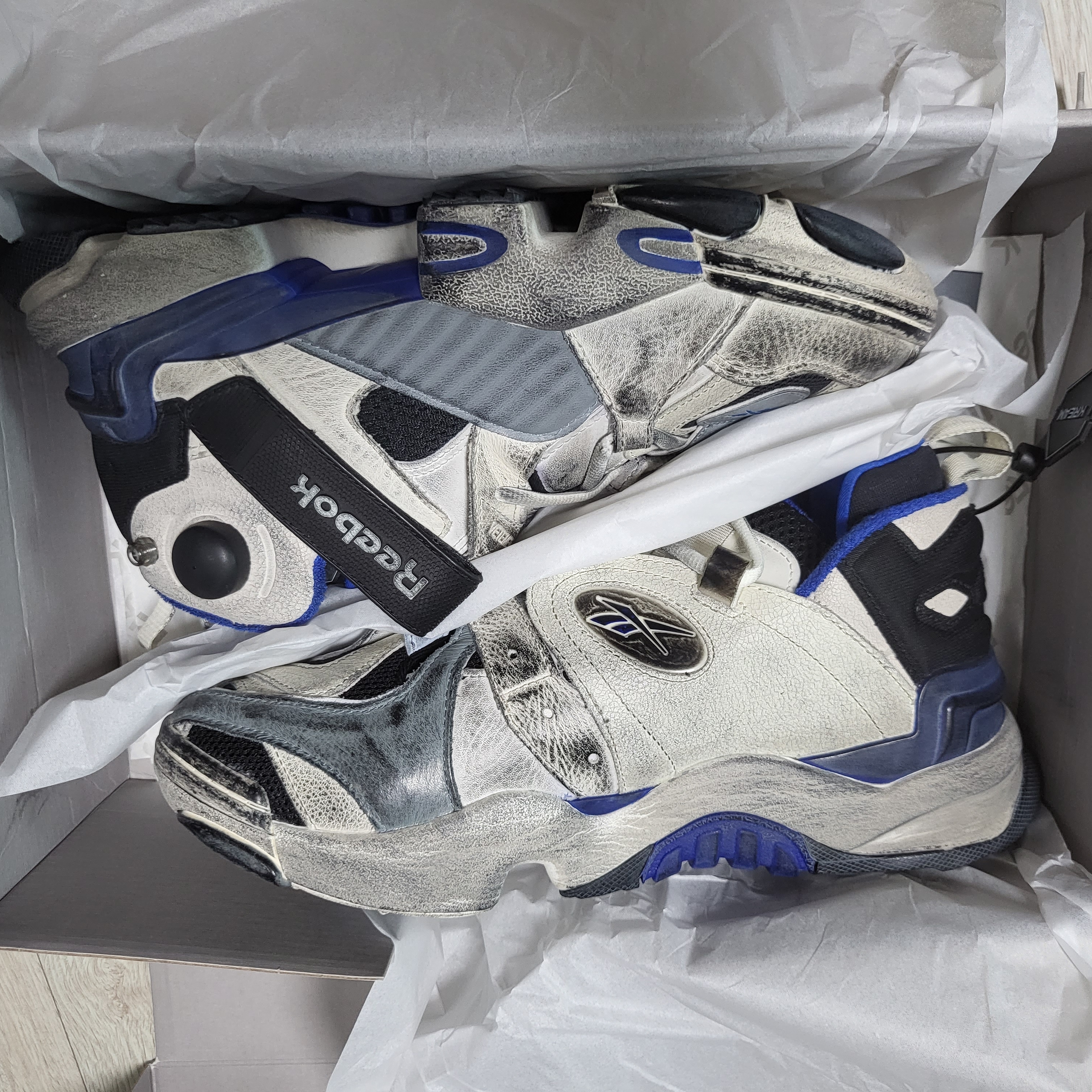 Reebok x Vetements Genetically Modified Pump Dirty Chalk 착용 스타일 - 1
