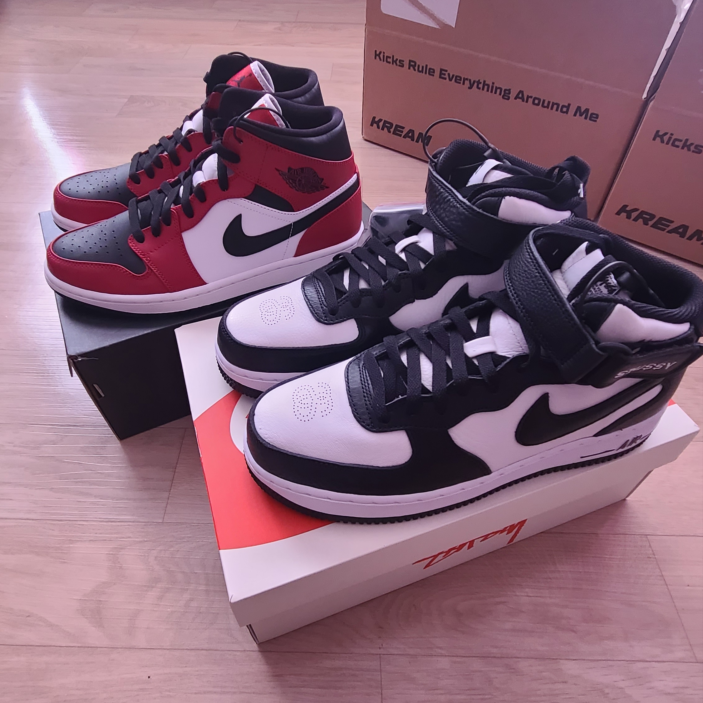 Jordan 1 Mid Chicago Black Toe, Nike x Stussy Air Force 1 '07 Mid SP Black and Light Bone 착용 스타일