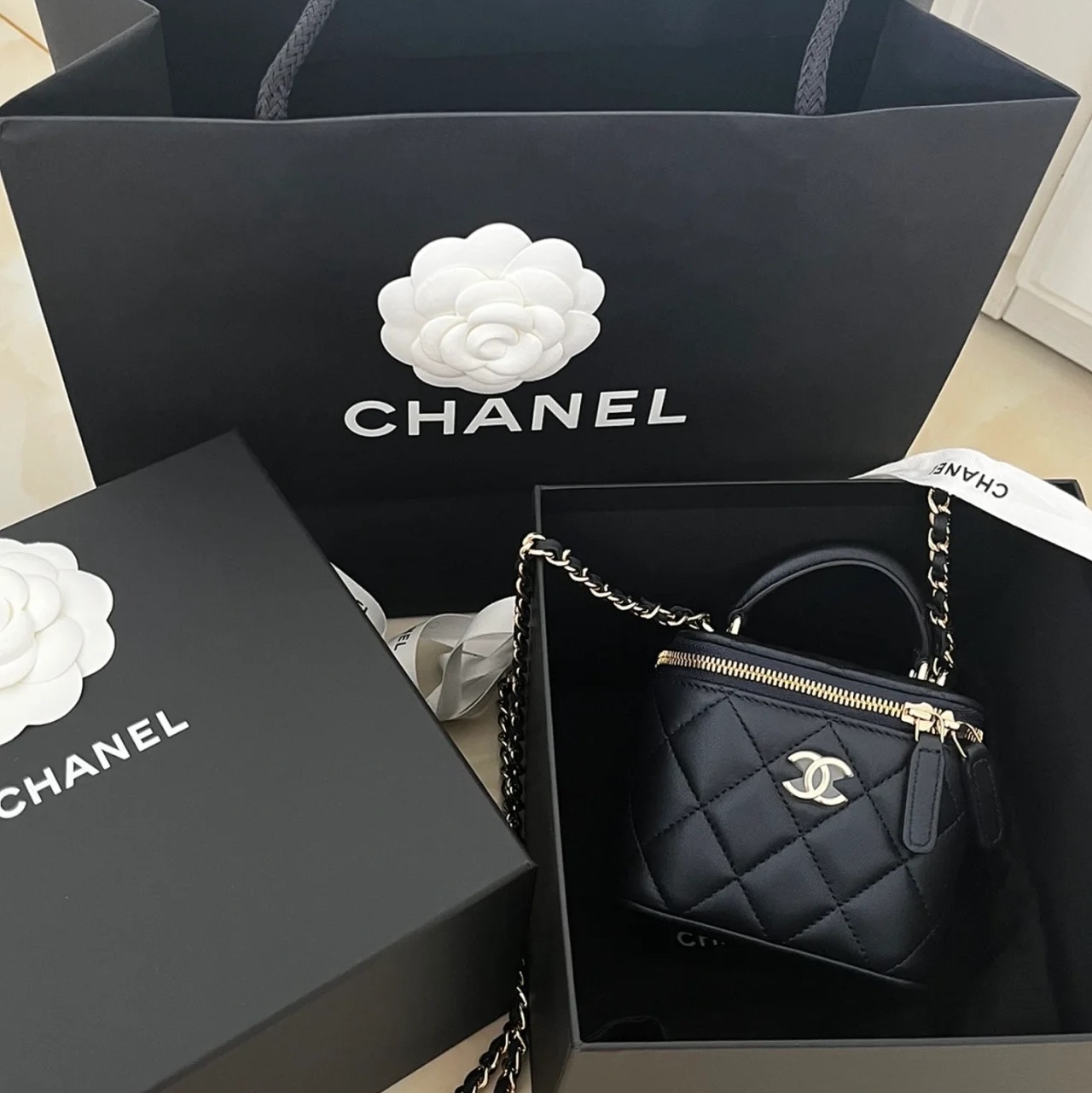 Chanel Small Vanity With Chain Lambskin & Gold Black 착용 스타일 - 1