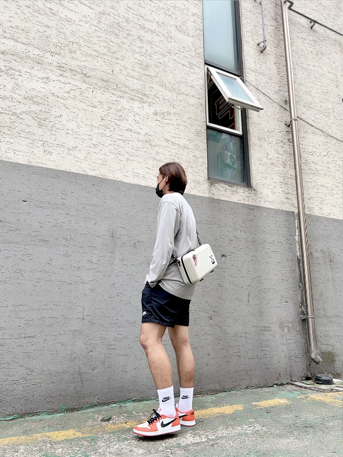 Off-White x Amore Pacific Protection Box (Without Cosmetics), (W) Jordan 1 Low OG Starfish 착용 스타일 - 3