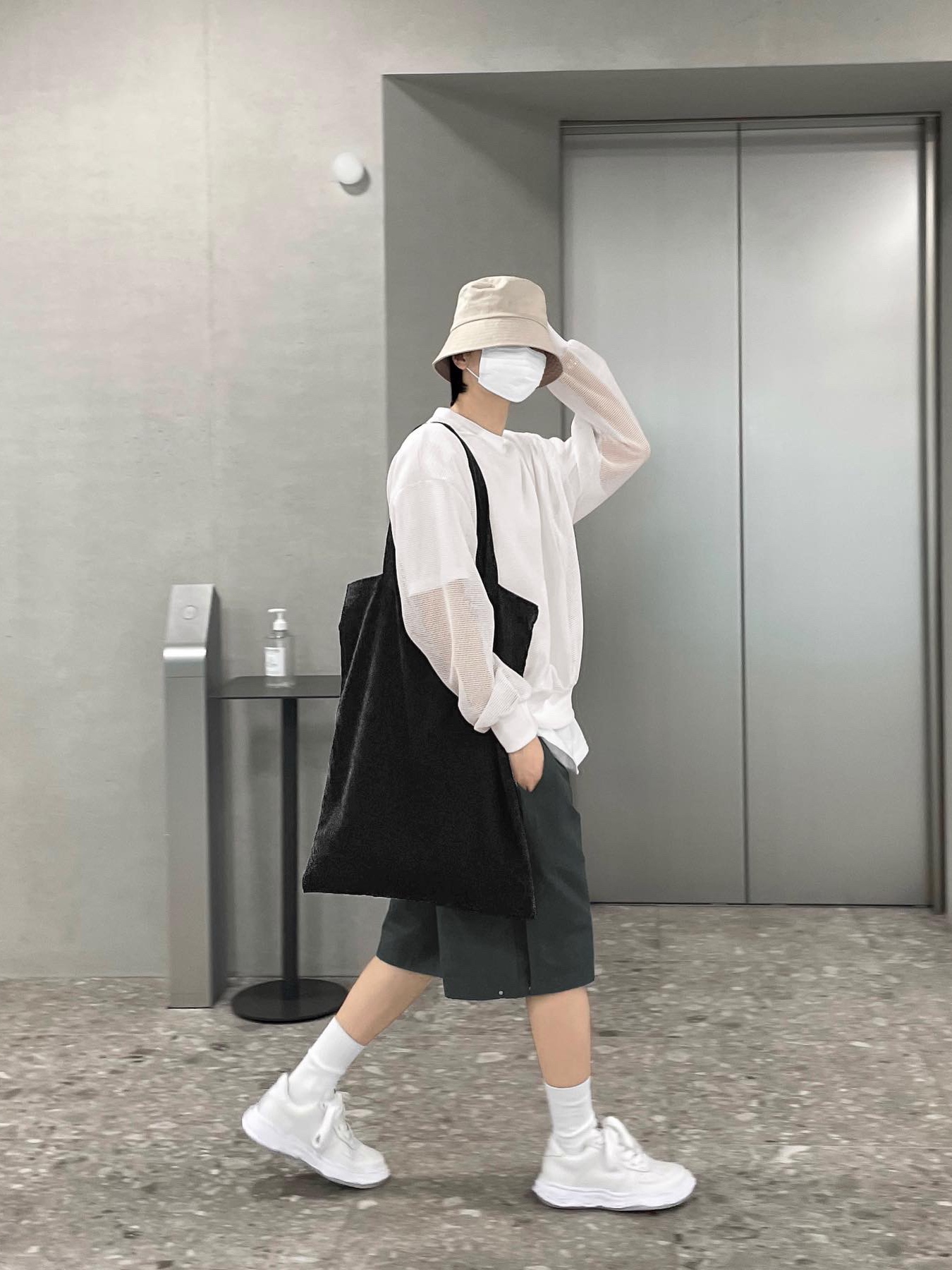 Maison Mihara Yasuhiro Wayne OG Sole Leather Low-top Sneakers White 착용 스타일 - 1