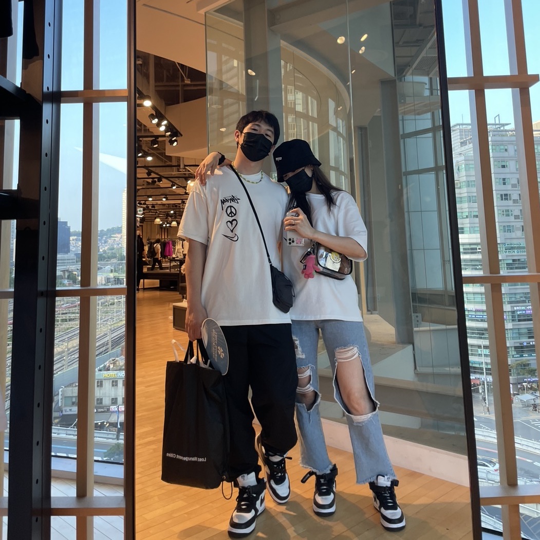 Nike x Stussy Air Force 1 '07 Mid SP Black and Light Bone, Nike x Stussy NRG RA T-Shirt Summit White (DM4942-121) 착용 스타일