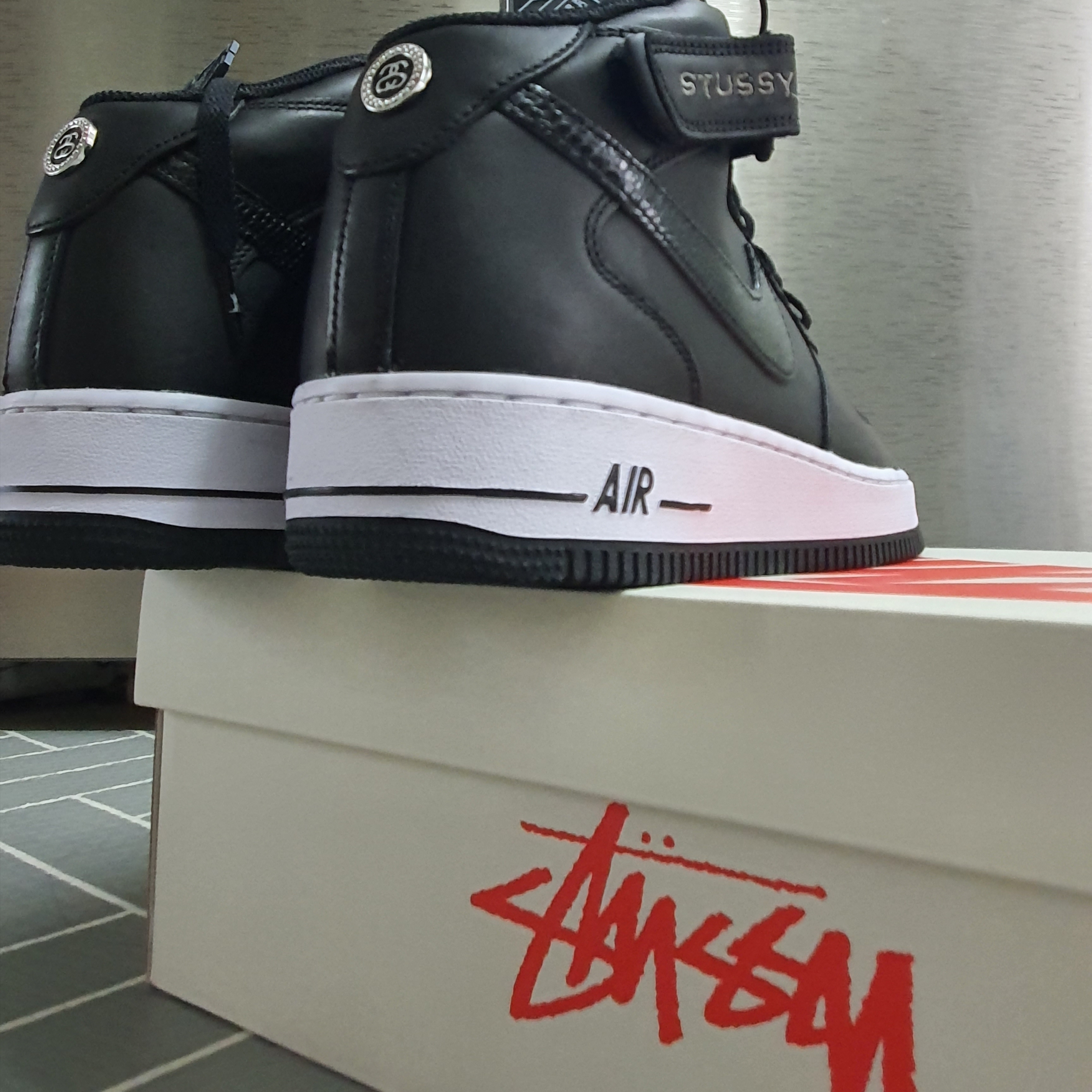 Nike x Stussy Air Force 1 '07 Mid SP Black 착용 스타일 - 2