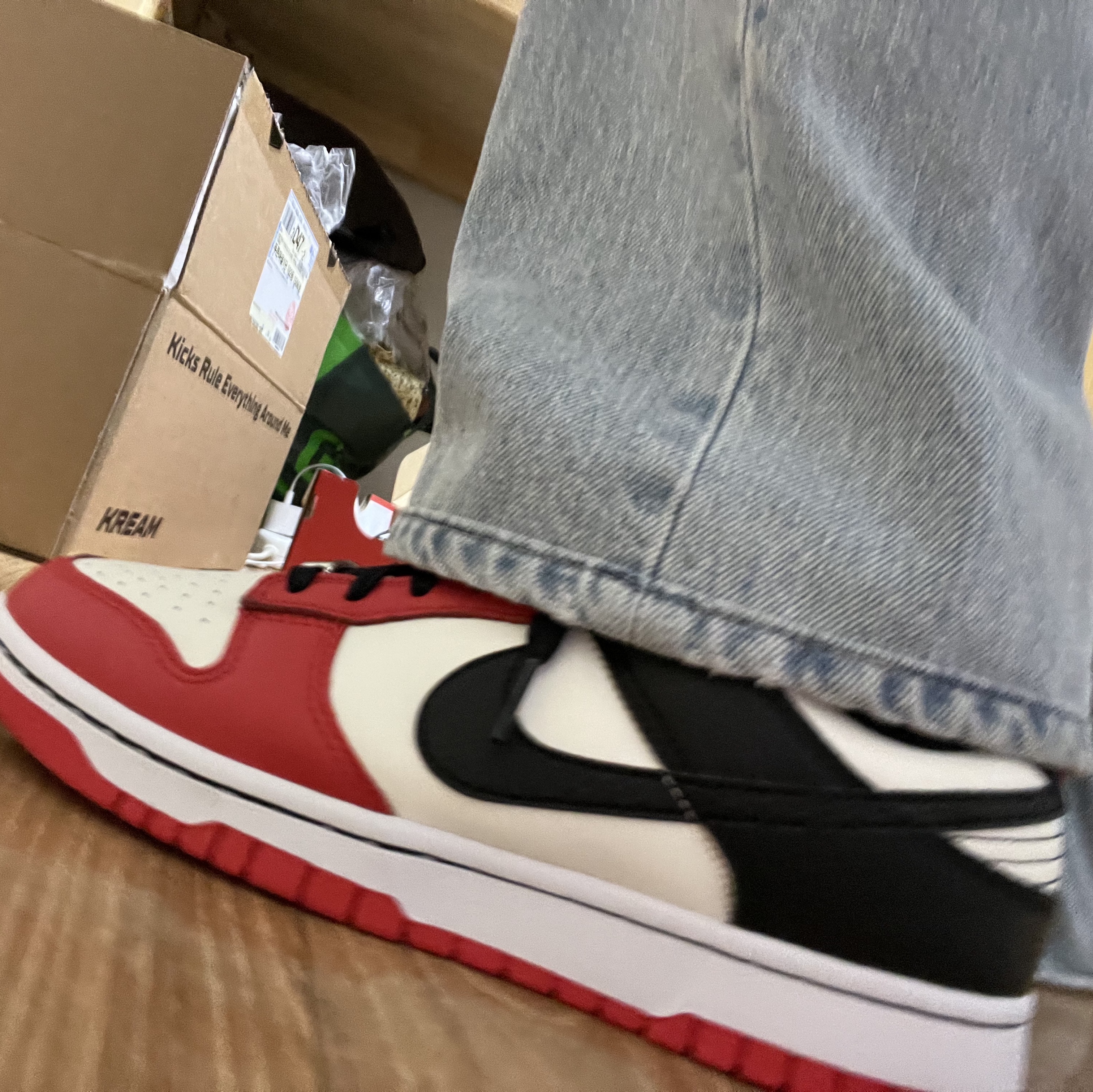 Nike x NBA Dunk Low Retro EMB Black and Chile Red 착용 스타일 - 2