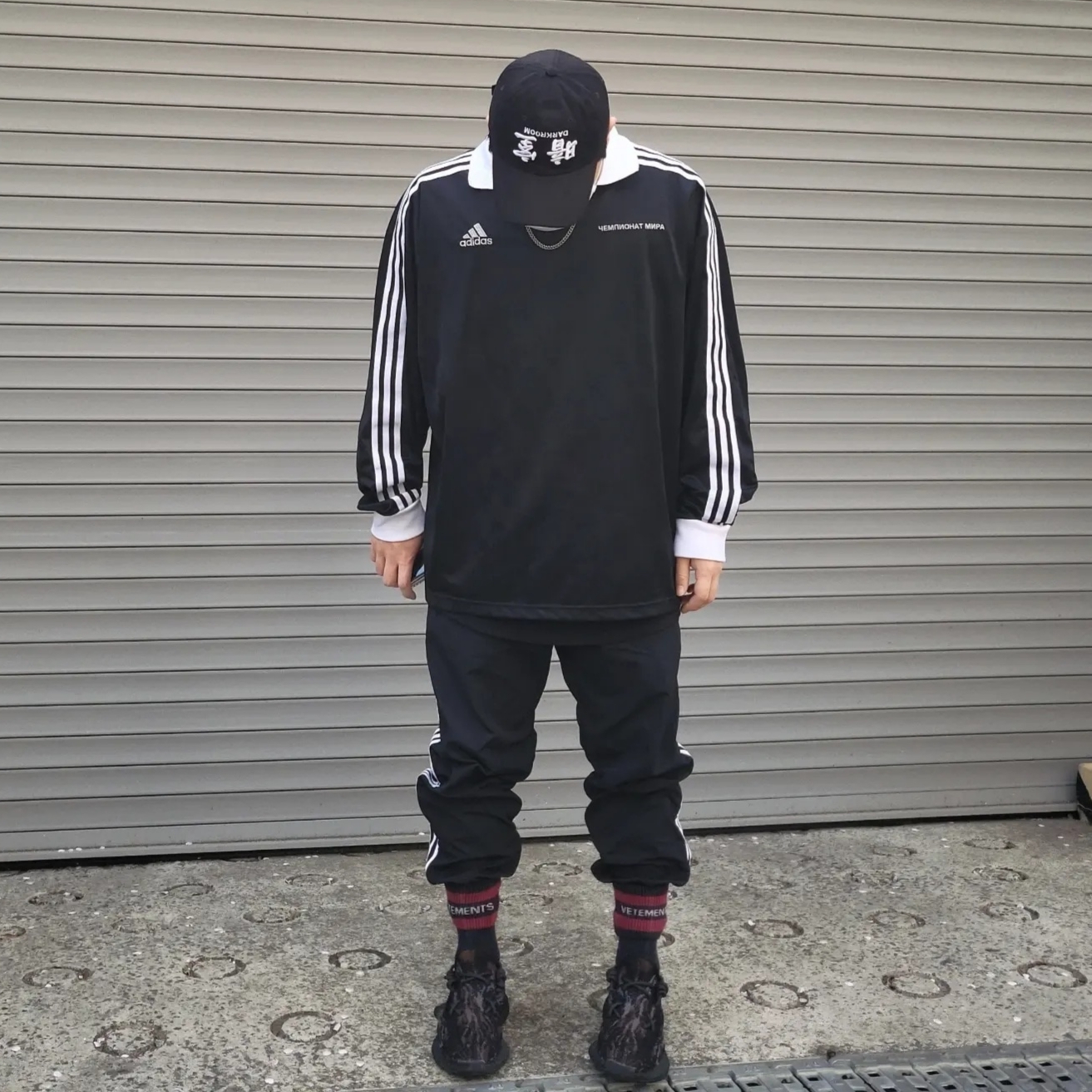 Adidas Yeezy Boost 350 V2 MX Rock, Darkr8m Studio Upside Down White Logo Cap 착용 스타일
