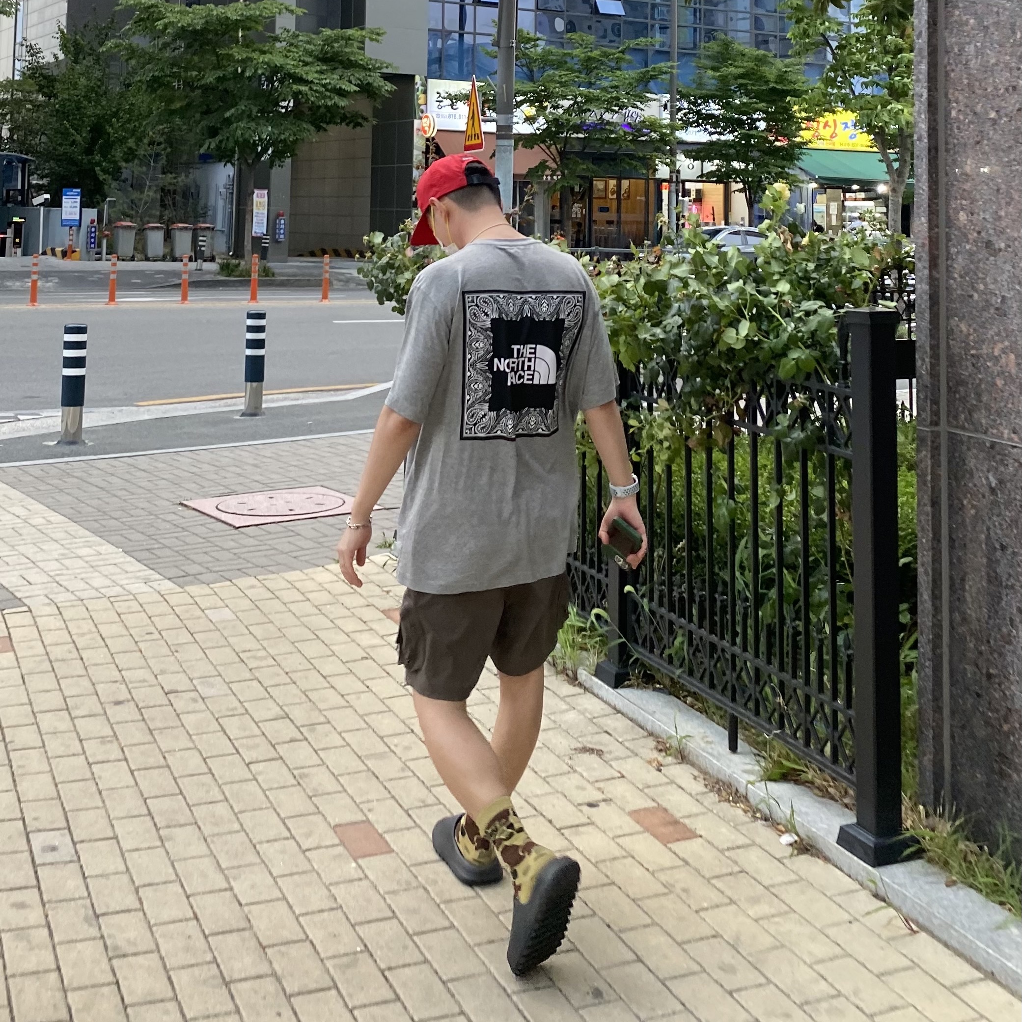 Nike ACG Cargo Shorts Ironstone - Asia, Adidas Yeezy Slide Onyx 착용 스타일