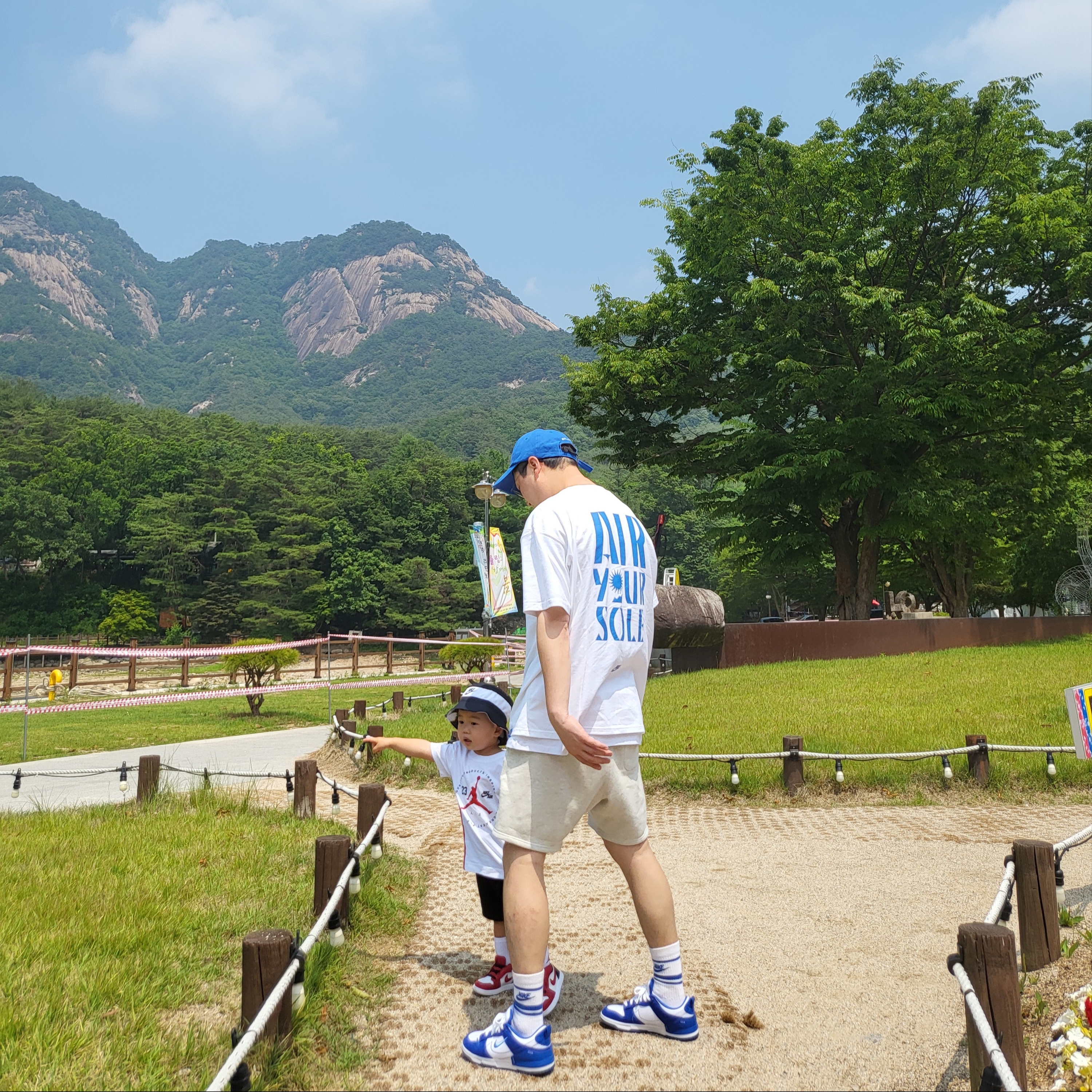 (W) Nike Dunk Low Disrupt 2 White and University Blue, Essentials Sweatshorts Oatmeal - 21SS 착용 스타일 - 5