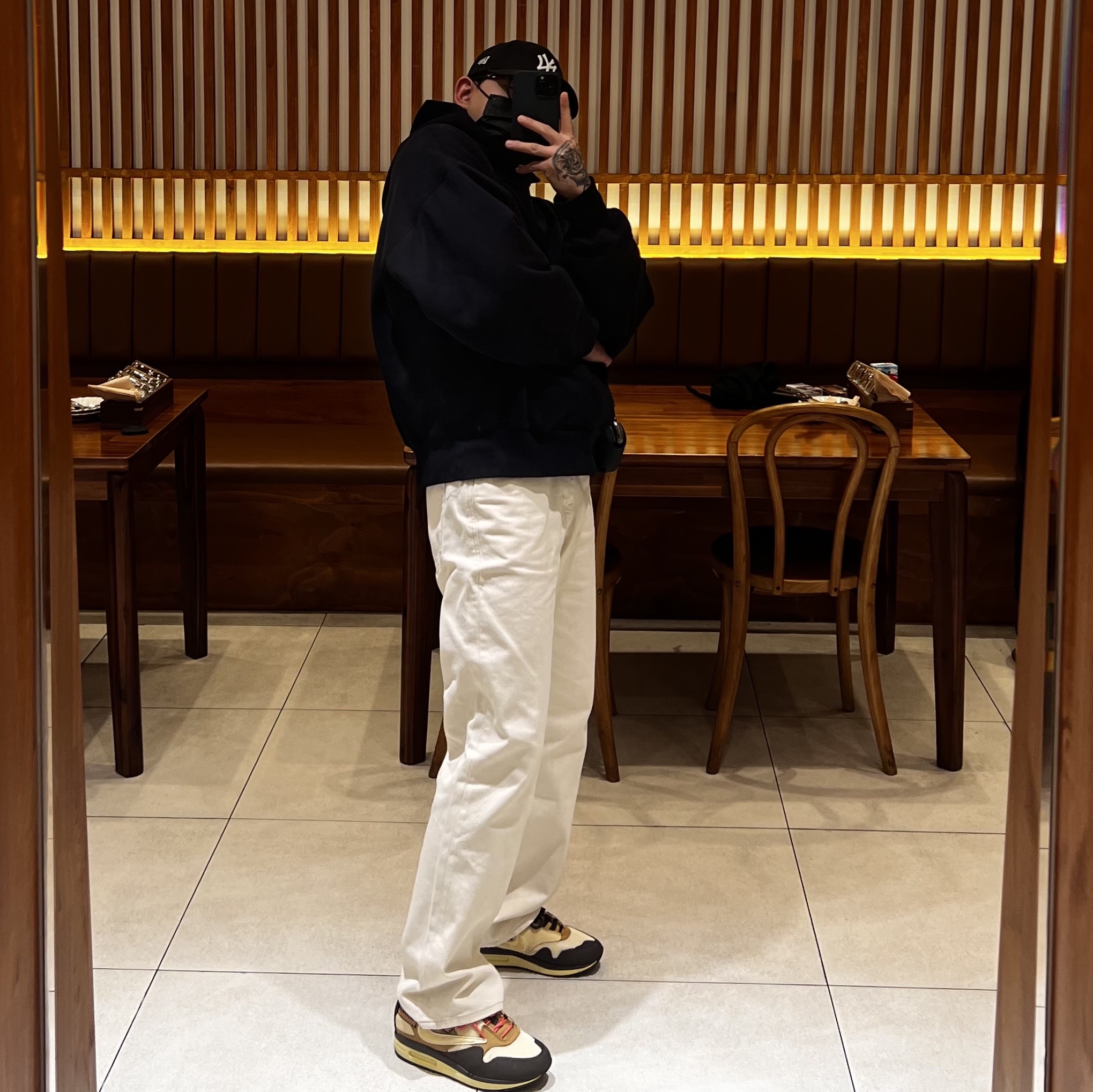 Nike x Travis Scott Air Max 1 Cact.us Brown, Apple AirPods Max Lightning Silver (Korean Ver.) 착용 스타일